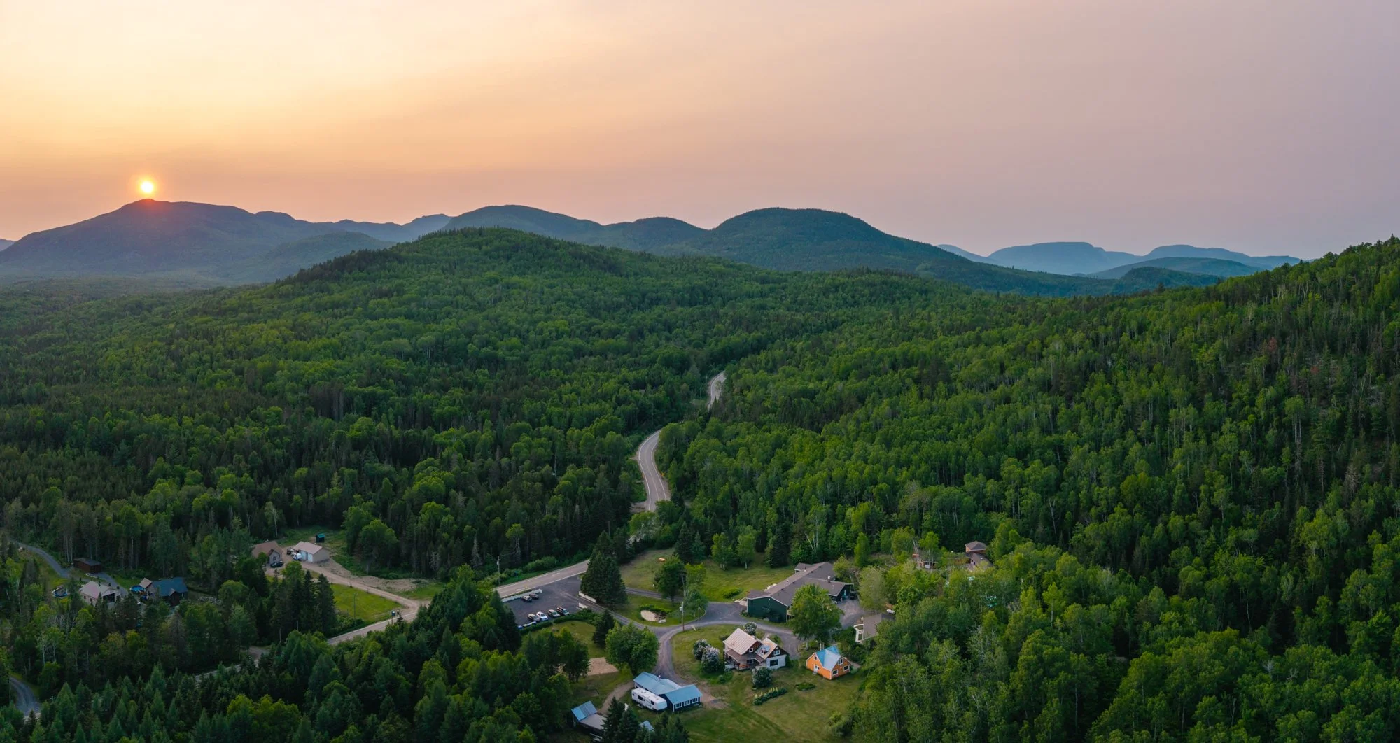 Vue aérienne du site et des montagnes