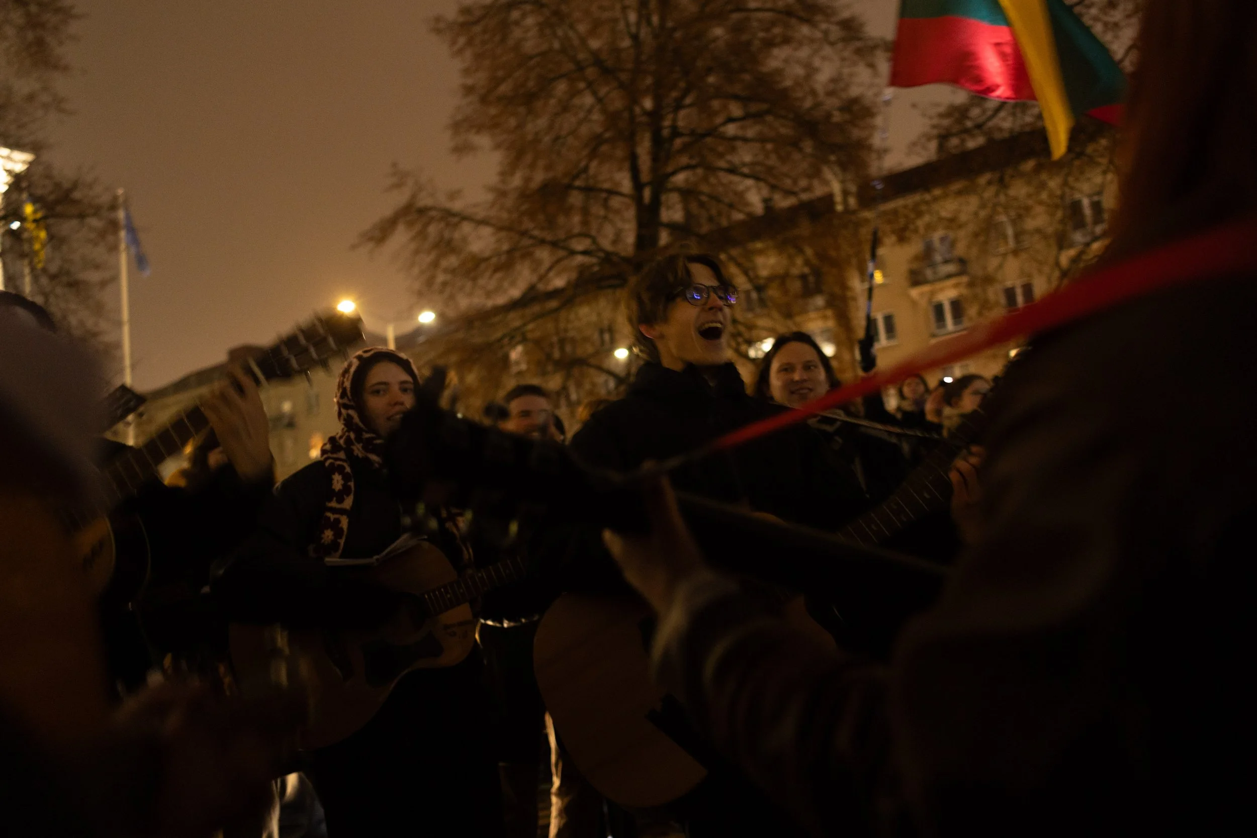LRT PROTESTAS -- SALIN RANKAS, DAINOS IR LAUZAI UZ LAISVE -- 2025 12 17-22.jpg