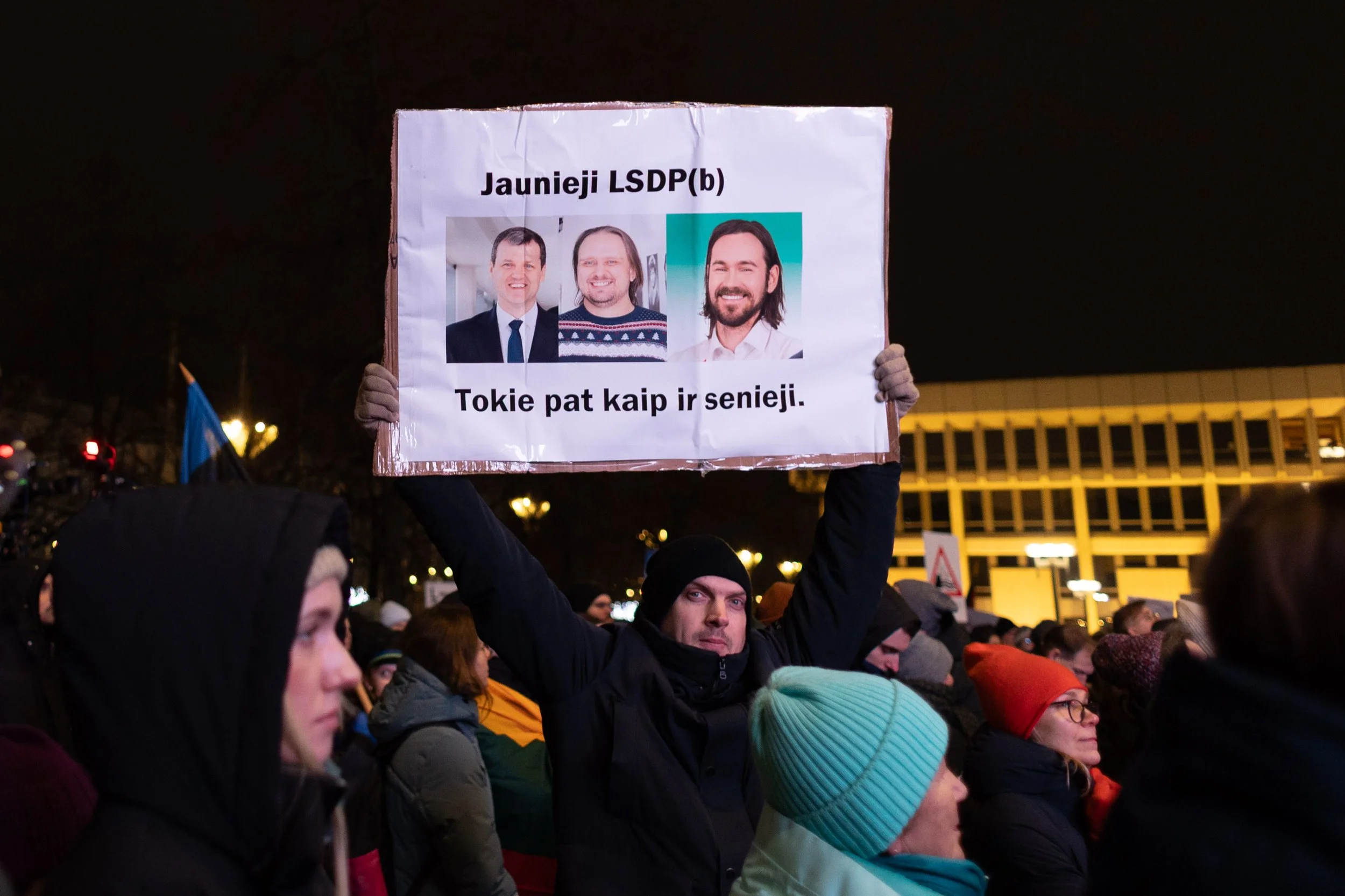 LRT PROTESTAS -- SALIN RANKAS, DAINOS IR LAUZAI UZ LAISVE -- 2025 12 17-4.jpg