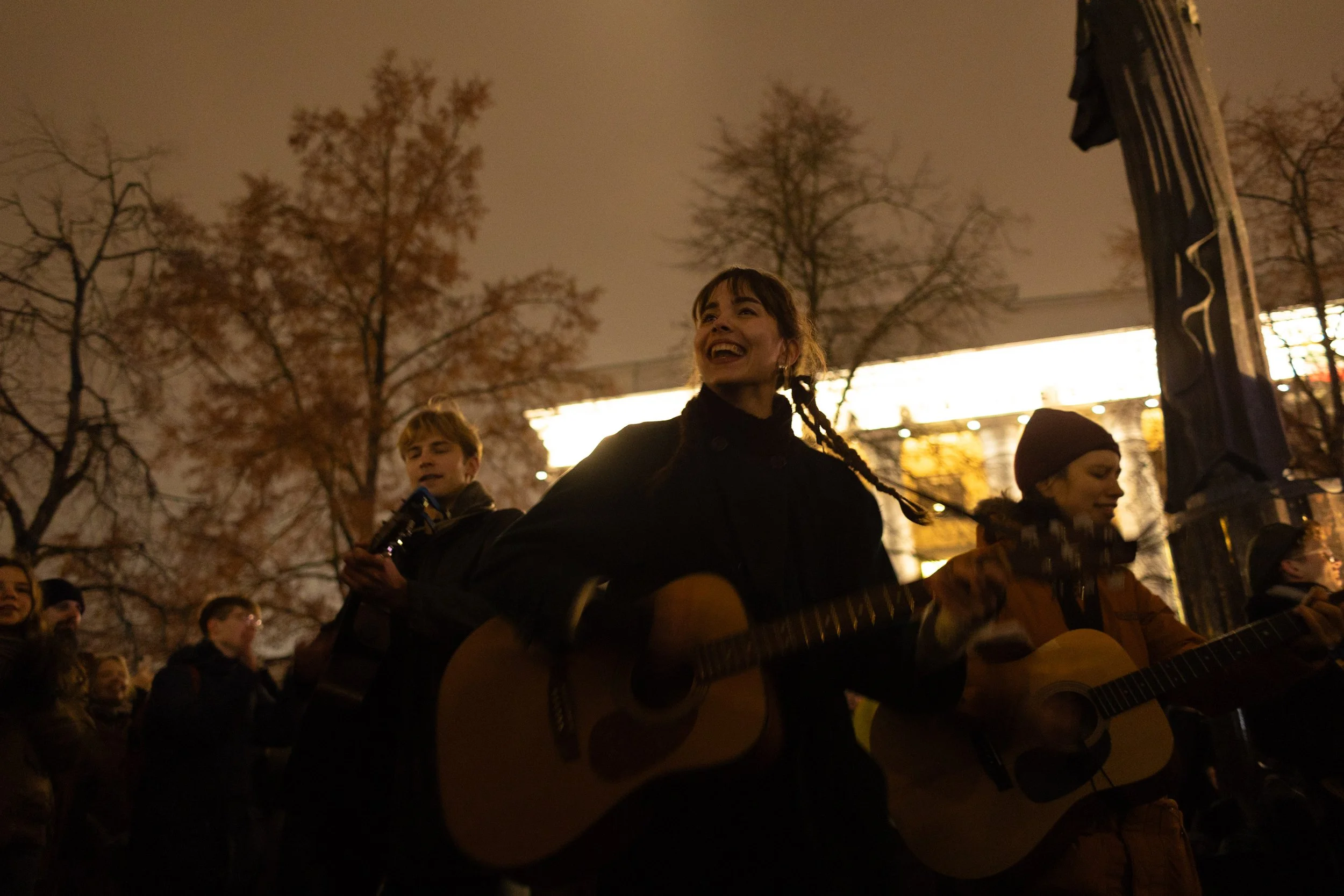 LRT PROTESTAS -- SALIN RANKAS, DAINOS IR LAUZAI UZ LAISVE -- 2025 12 17-12.jpg