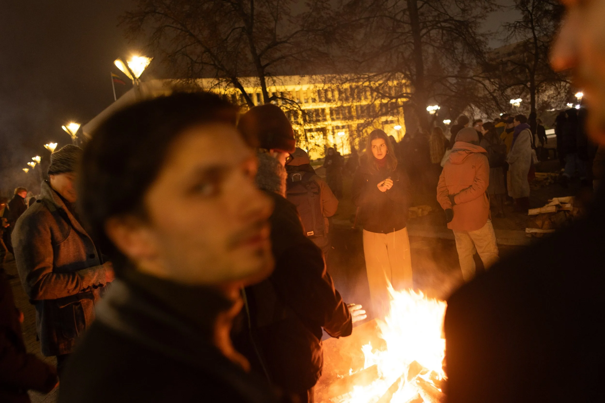 LRT PROTESTAS -- SALIN RANKAS, DAINOS IR LAUZAI UZ LAISVE -- 2025 12 17-25.jpg