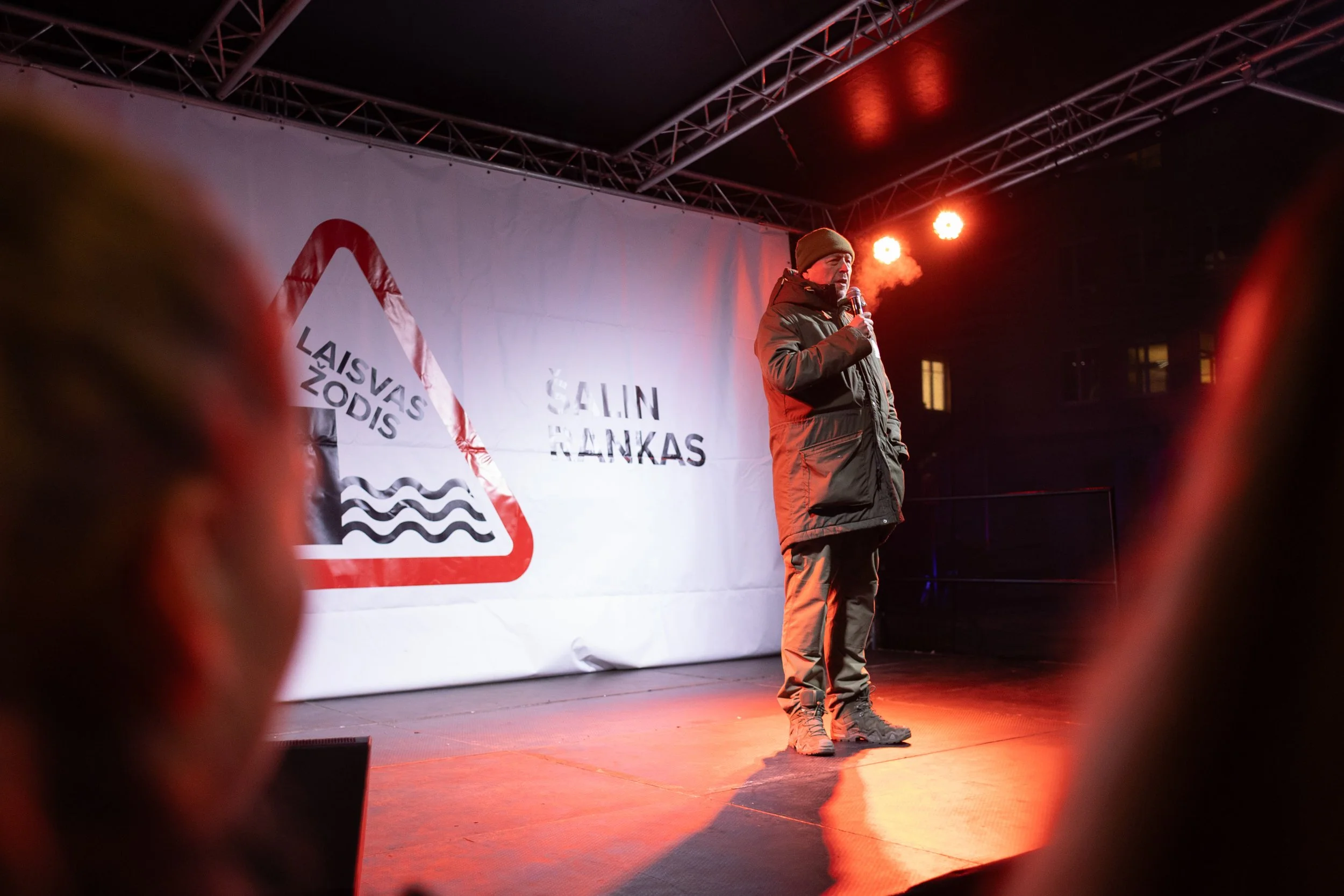 LRT PROTESTAS -- SALIN RANKAS, DAINOS IR LAUZAI UZ LAISVE -- 2025 12 17-3.jpg