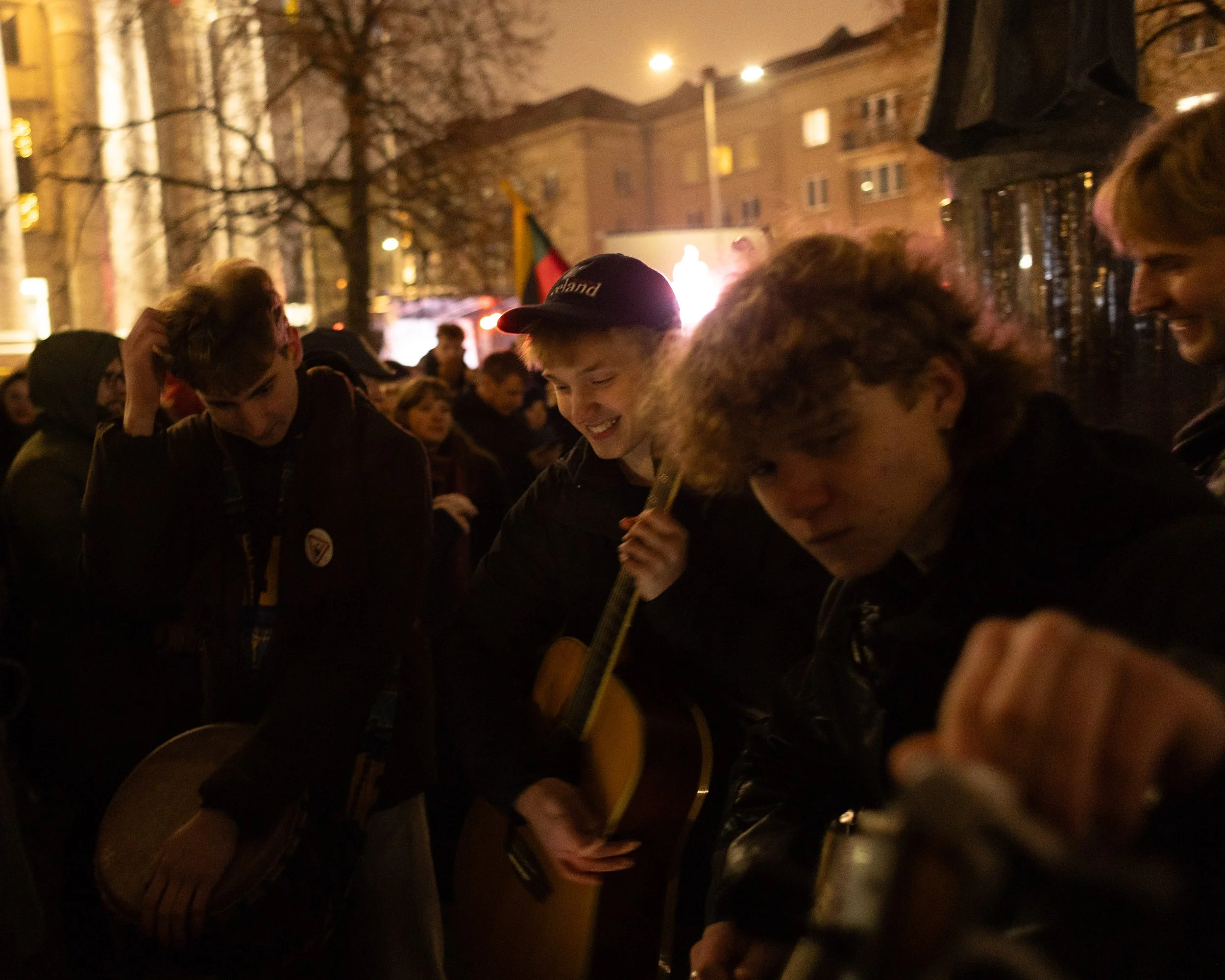 LRT PROTESTAS -- SALIN RANKAS, DAINOS IR LAUZAI UZ LAISVE -- 2025 12 17-13.jpg