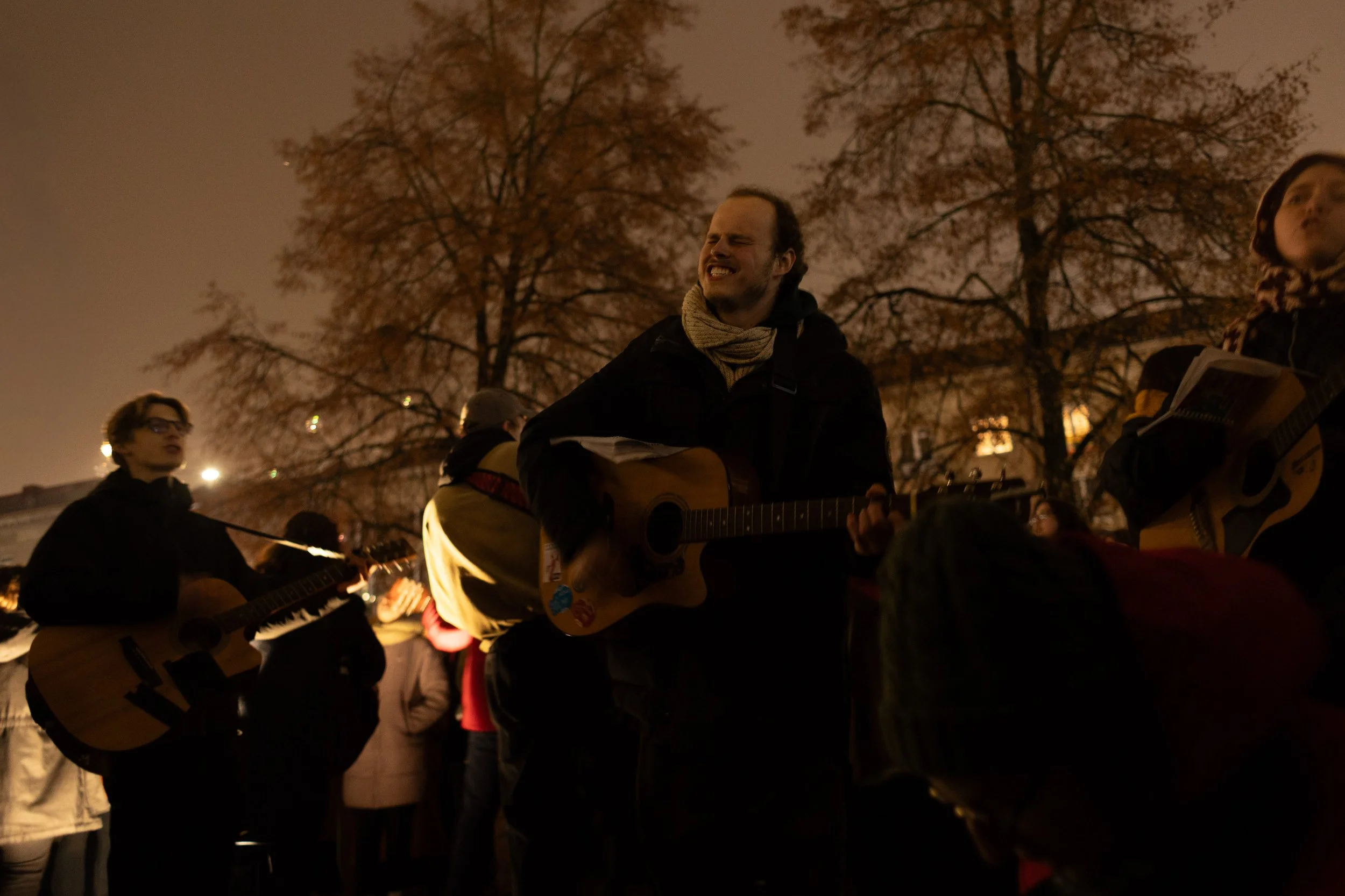 LRT PROTESTAS -- SALIN RANKAS, DAINOS IR LAUZAI UZ LAISVE -- 2025 12 17-9.jpg