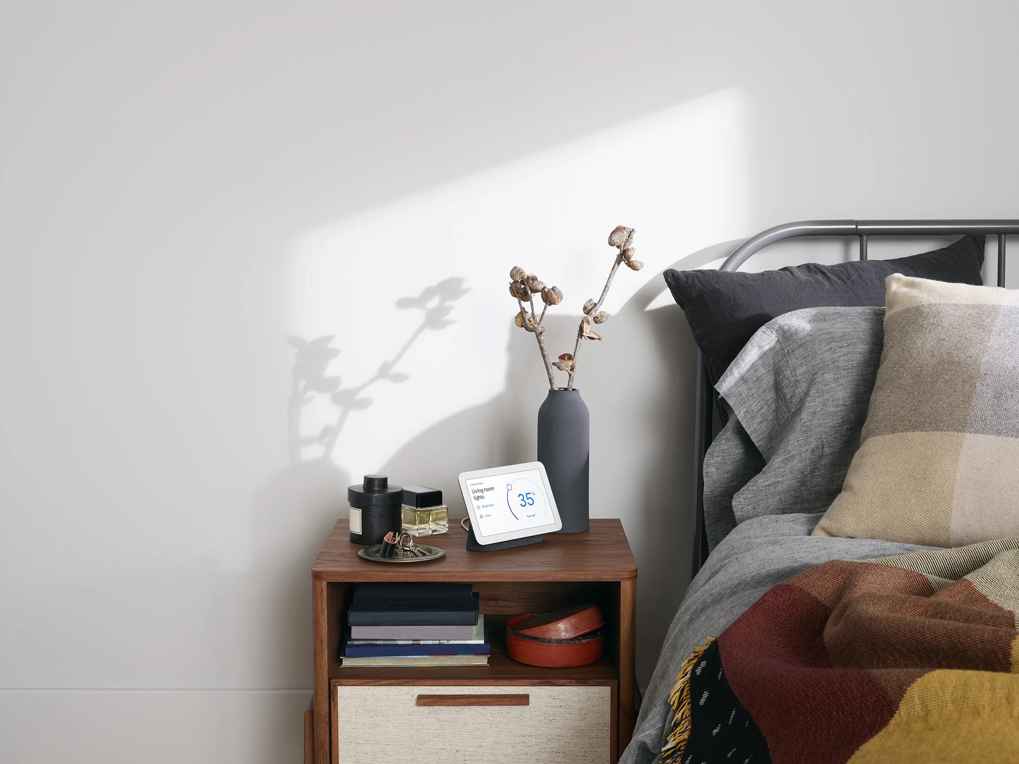image_enUS_GNH_RTQ_Charcoal_19_0403_0379_12_Bedroom_Side_Table_0015_LIGHTS_RGB_SIMP_05_26_20 copie.jpg