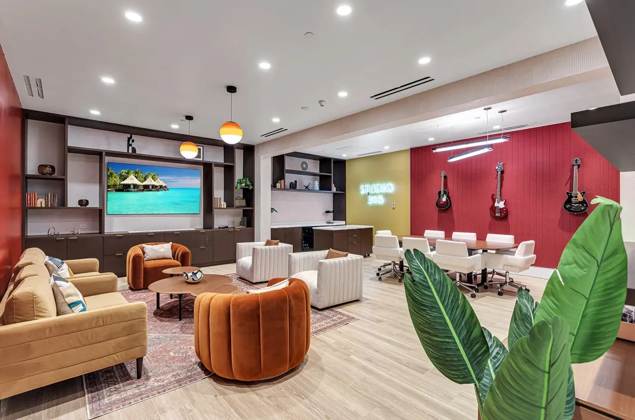 Hilton Resorts World 305 Lounge
