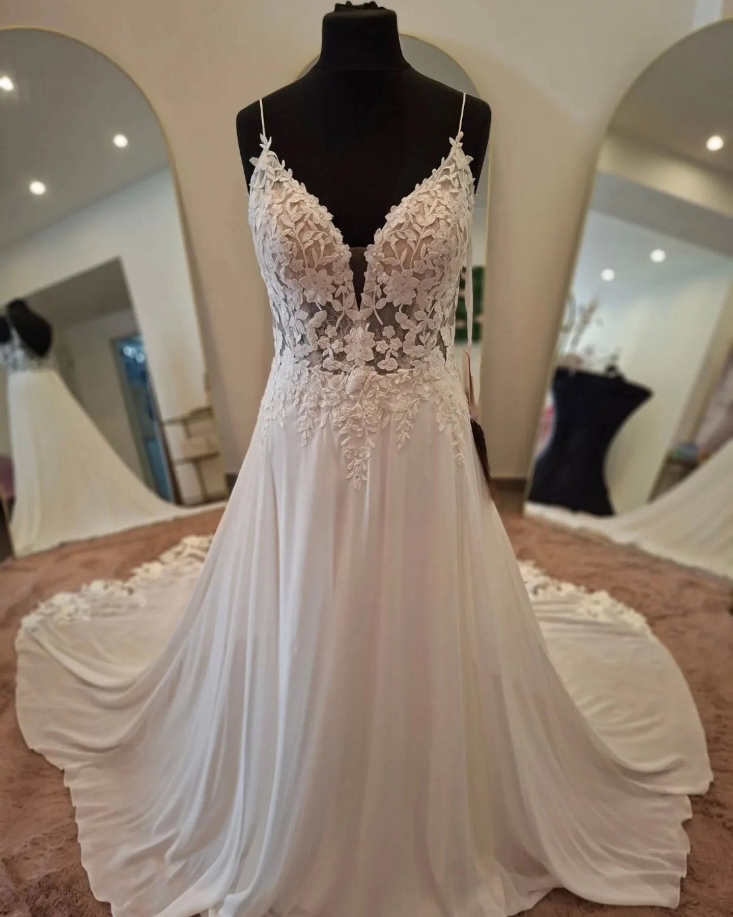 ✨ Een lichte en vloeiende jurk met een prachtige kanten top en fijne bandjes. De lange sleep met bloemenkant maakt deze look echt onvergetelijk.
 
Wil jij deze jurk passen? Maak nu jouw afspraak via de website:
www.novabruidsmode.be/contact ✨