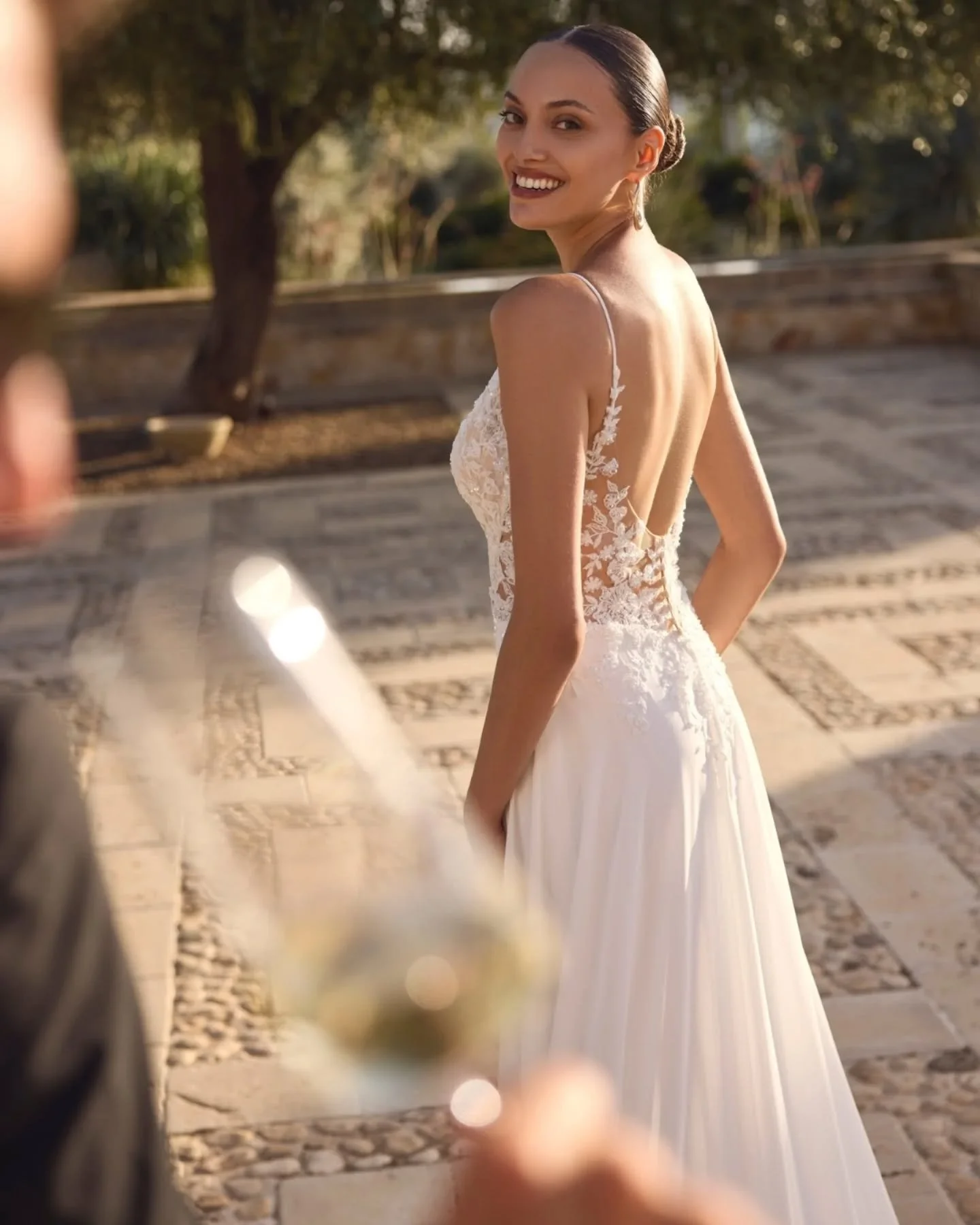 Modeca Grand combineert tijdloze charme met een subtiele sparkle. Een moderne A-lijn in chiffon en kant met een verfijnde, eigentijdse look
 
Benieuwd of dit jouw jurk is? Boek jouw afspraak via de website: www.novabruidsmode.be/contact