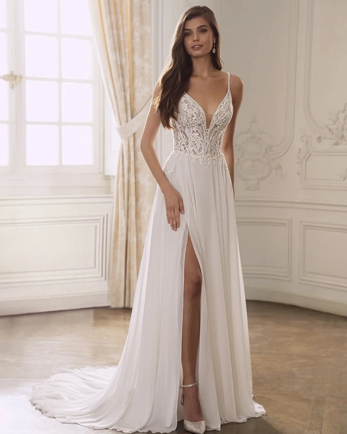 Étoile by Élysée Fahari
 
Een absolute droomjurk met fijn geborduurd bloemenkant en een elegante split.
Is dit jouw stijl? Boek dan nu jouw pasafspraak via de website www.novabruidsmode.be/contact
 
.
.
.
&