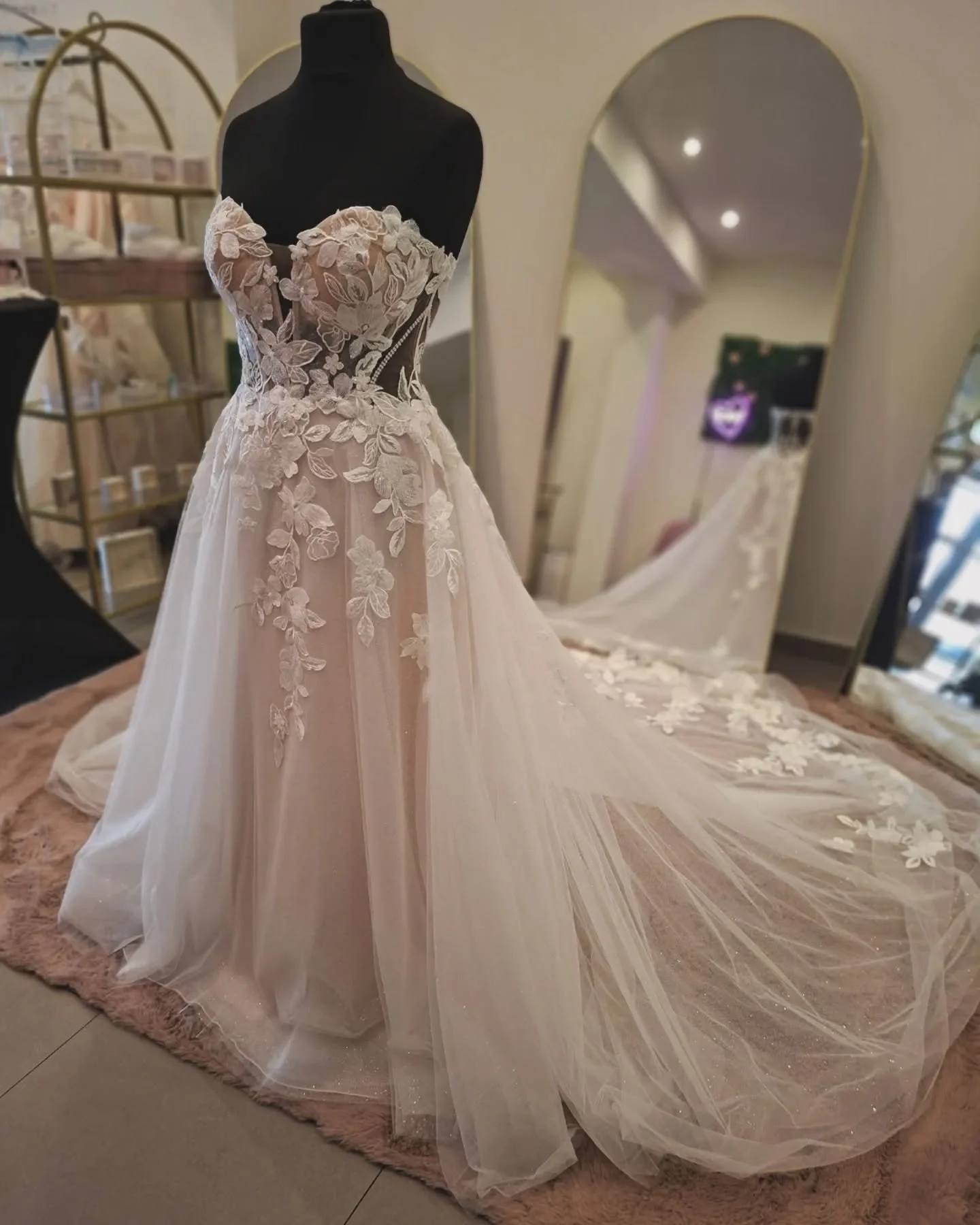 Ga jij in 2026 trouwen en ben je nog op zoek naar jouw trouwjurk?
Boek dan zeker op tijd jouw pasafspraak. De levertijd van trouwjurken is gemiddeld 4 à 5 maanden, en ook de afspraak voor de retouches moet op tijd ingepland zijn.
Ben jij kla