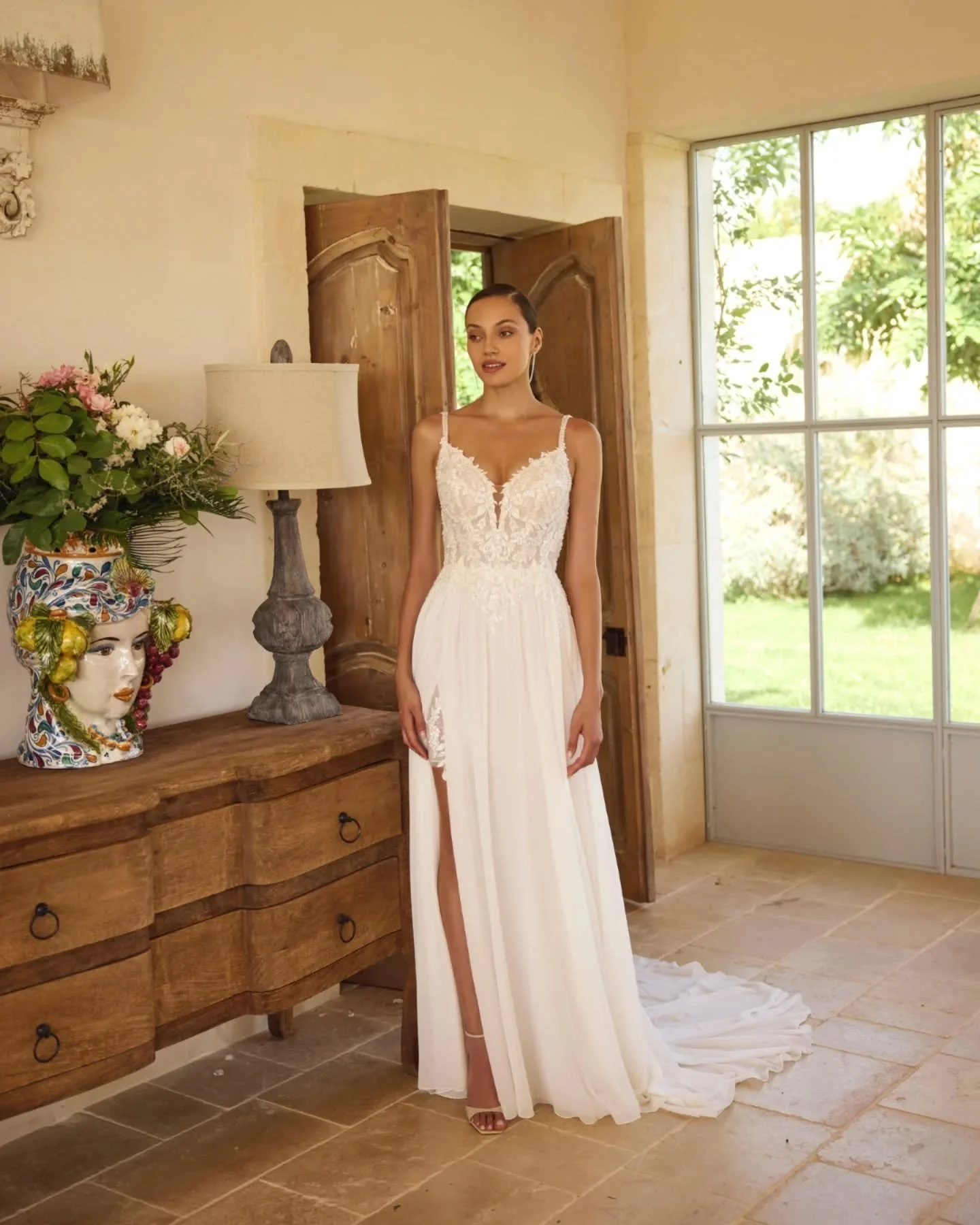 Modeca Georgina

&nbsp;

Licht en elegant met een vleugje glamour. De diepe halslijn, glinsterend kant en soepele chiffon overskirt zorgen voor een romantische look met een moderne twist.

&nbsp;

Boek jouw pasafspraak om de Georgina te passen.
www.n