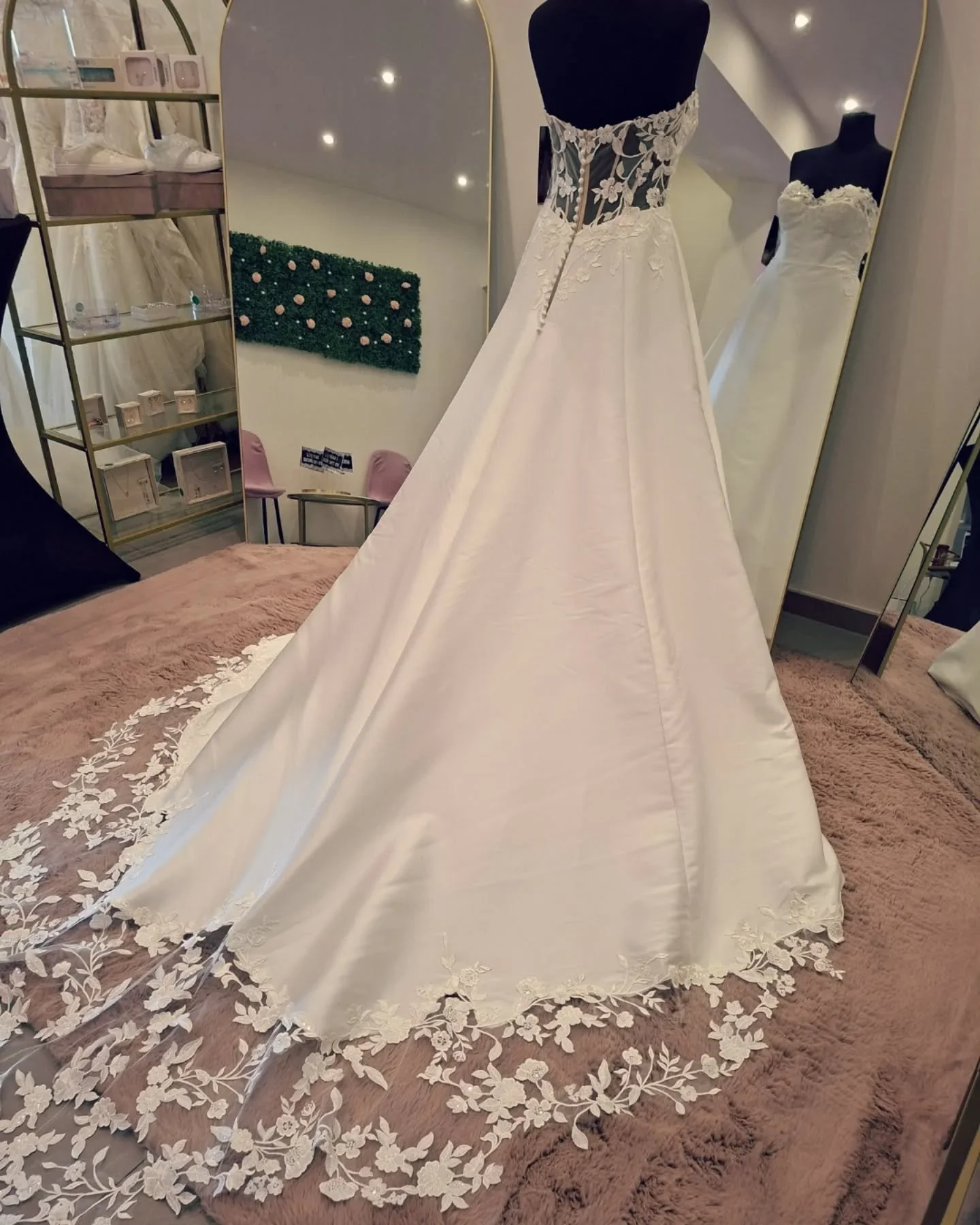 Modeca Darling is een elegante jurk met een mooie, tijdloze uitstraling. Het kant geeft een zachte, romantische afwerking.

&nbsp;

Zie je jezelf al in Darling? Reserveer je pasmoment via de website en ontdek het zelf. www.novabruidsmode.be/contact

