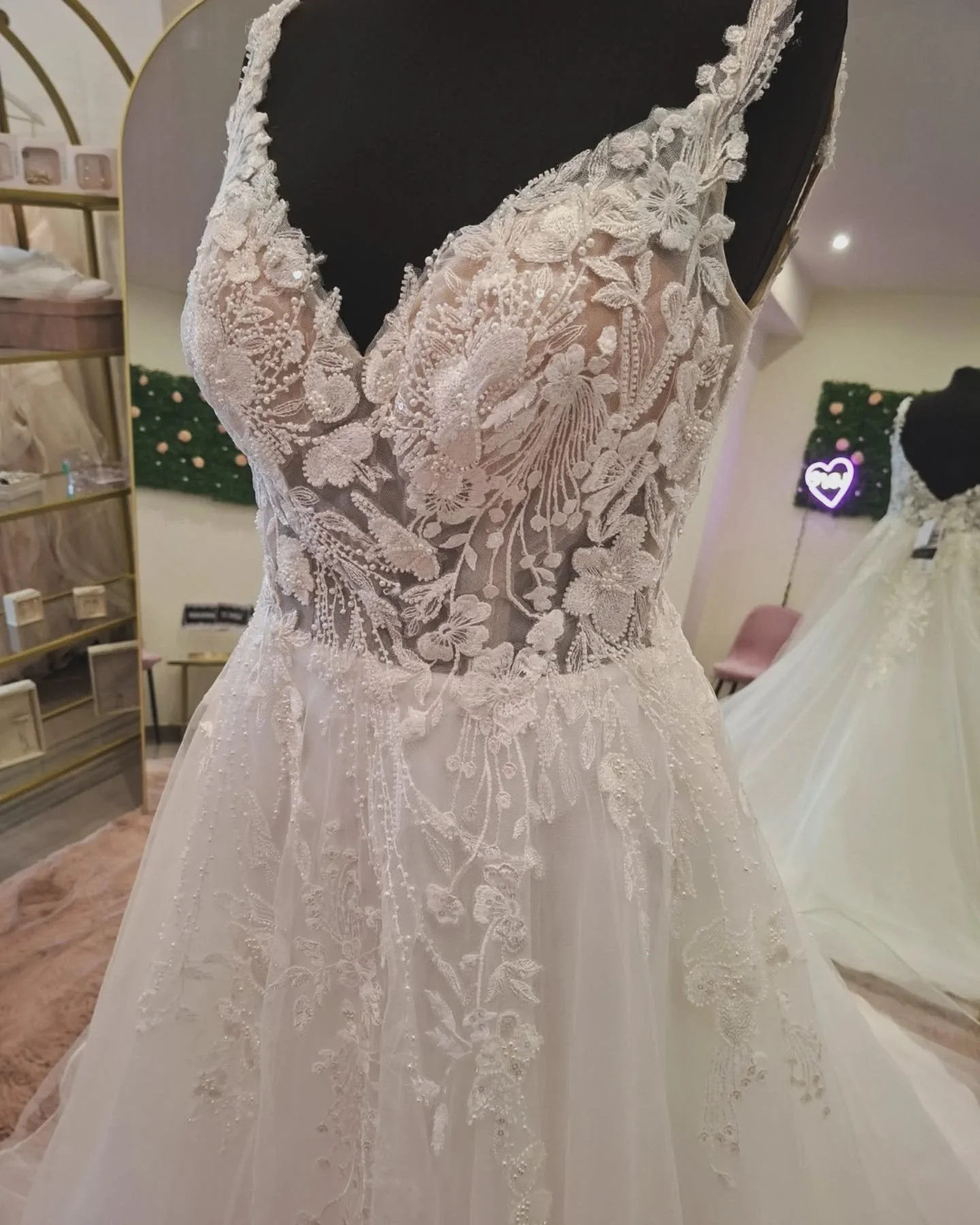 Bloemdetails, vloeiende sleep, een jurk waarmee je straalt op jouw trouwdag&nbsp;💕✨

&nbsp;

Ben jij benieuwd naar deze jurk? Boek dan jouw afspraak.&nbsp;www.novabruidsmode.be/contact

&nbsp;

&nbsp;

#trouwjurk #droomjurk #bruidsjurk #trouwjurkins