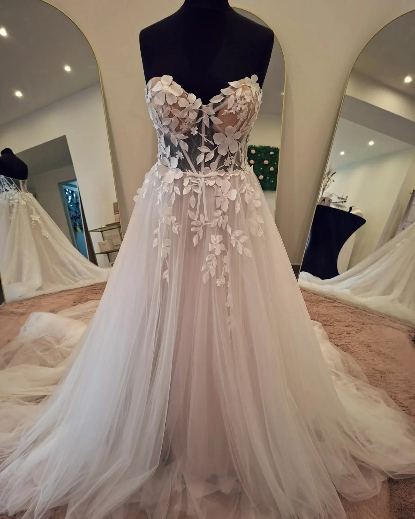 Prachtige bloemen op deze jurk&nbsp;🤍🌸

&nbsp;

Romantische tule met 3D-bloemen, een corset back en een subtiele split.

&nbsp;

Wil jij deze jurk passen? Boek dan nu jouw afspraak&nbsp;&nbsp;www.novabruidsmode.be/contact

&nbsp;

#bruidsjurk #trou