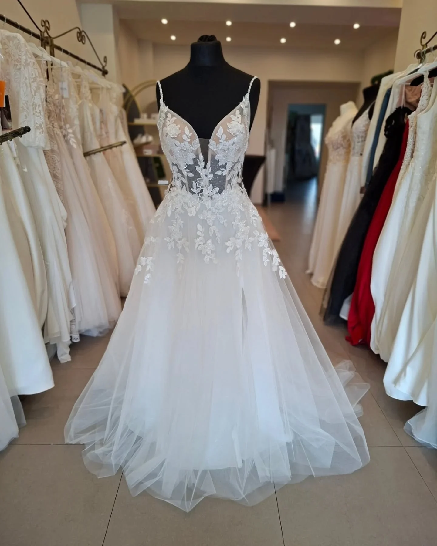 ✨ Deze speelse A-lijn combineert een open rug, split en sprookjesachtige glitter tule.

 

Benieuwd of dit jouw droomjurk is? Boek jouw afspraak via de website: www.novabruidsmode.be/contact ✨

 

#trouwjurk #trouwjurkpassen #bruidsjurk #trouwjurkins