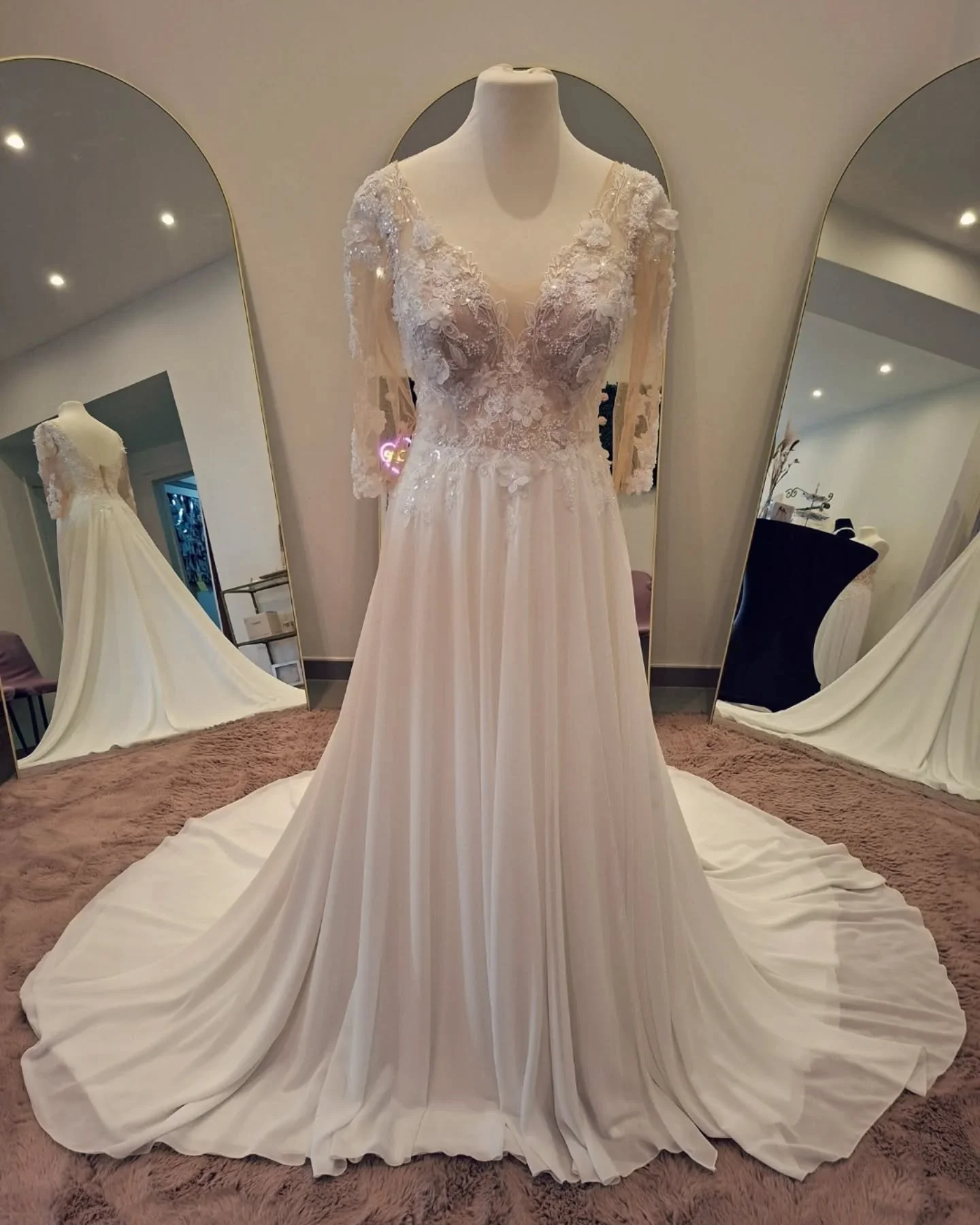 ✨️Romantische A-lijn met mouwen en 3D kant✨️

&nbsp;

Wil jij deze jurk passen? Boek dan nu jouw afspraak&nbsp;&nbsp;www.novabruidsmode.be/contact

&nbsp;

&nbsp;

#trouwjurk #bruidsjurk #trouwjurkpassen #trouwjurkinspiratie #bruidsmode