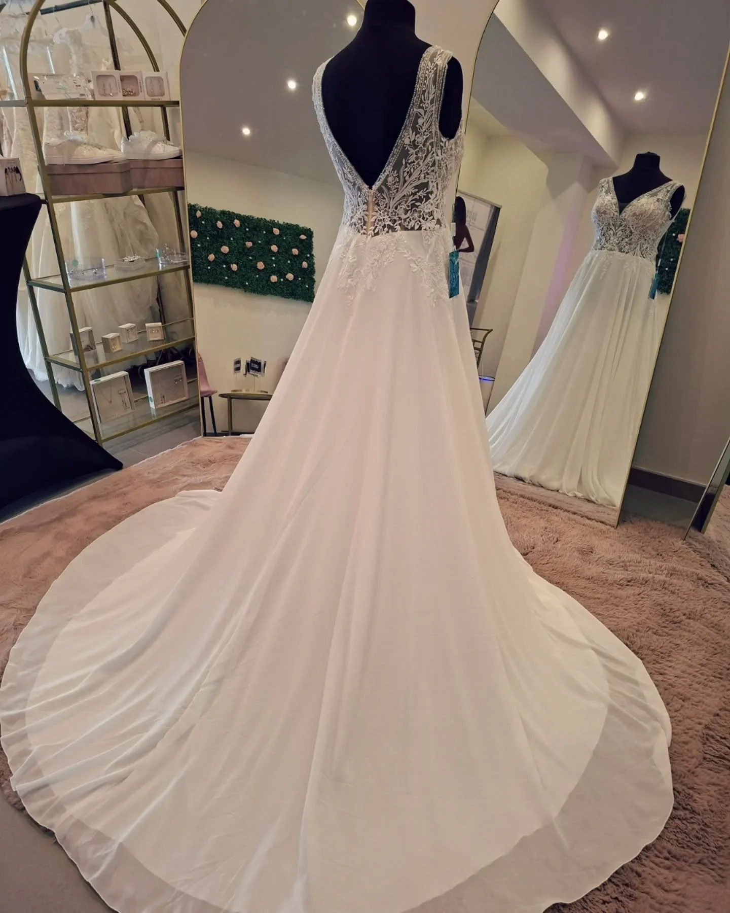 Daniela Di Marino&nbsp;🤍&nbsp;A-lijn met kanten top en vloeiende chiffon rok

&nbsp;

Wil jij deze jurk passen? Boek dan nu jouw afspraak&nbsp;&nbsp;www.novabruidsmode.be/contact

&nbsp;

&nbsp;

&nbsp;

#trouwjurk #bruidsjurk #danieladimarino #trou