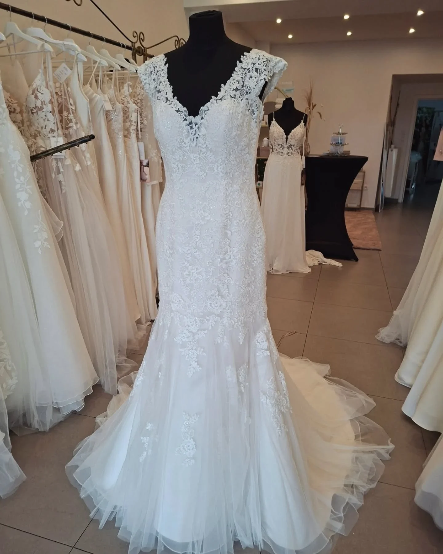 Een romantische jurk met verfijnd kant en een rugdetail dat alle aandacht steelt&nbsp;✨

&nbsp;

Wil jij deze jurk passen? Boek dan nu jouw afspraak&nbsp;&nbsp;www.novabruidsmode.be/contact

&nbsp;

&nbsp;

#trouwjurk #bruidsjurk #trouwjurkpassen #br