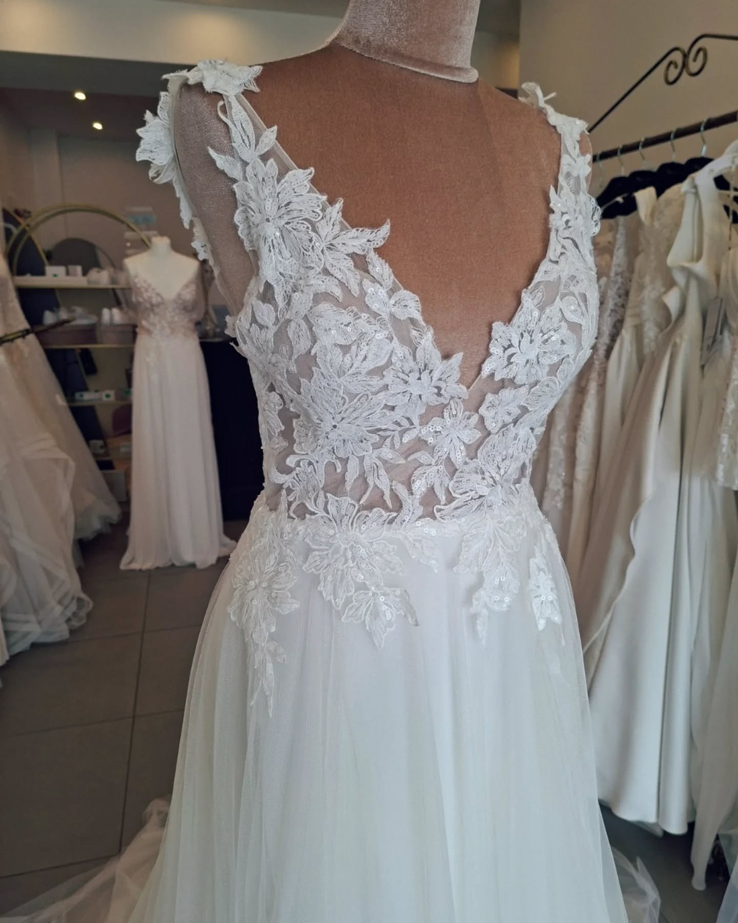 Een tule droomjurk met een prachtige open rug 🤍

 

Wil jij deze jurk passen? Boek jouw afspraak via www.novabruidsmode.be/contact
