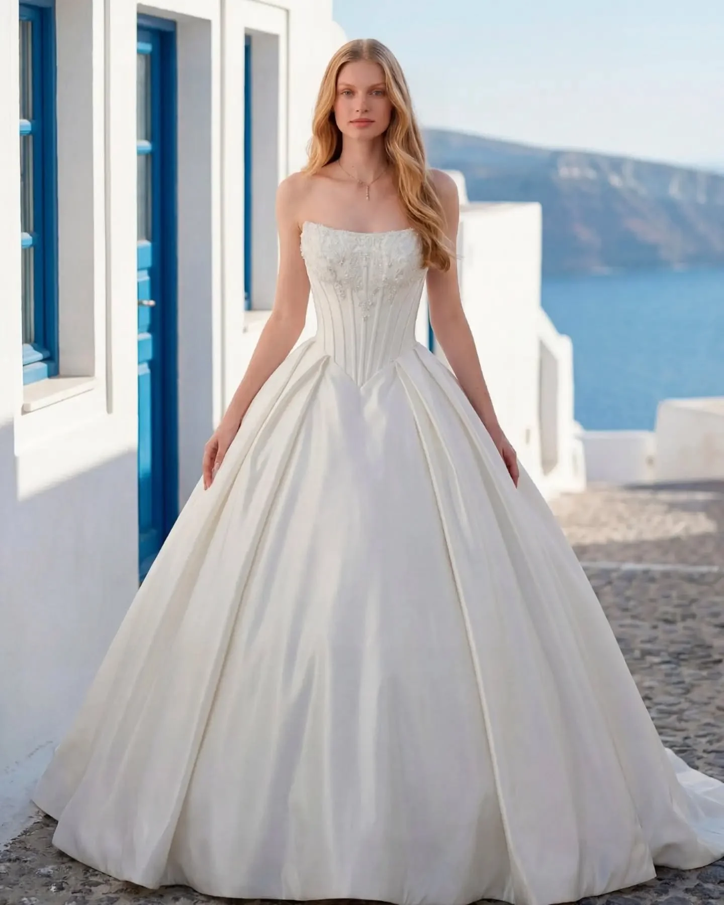 Een strapless korset met fijne kraaltjes dat overloopt in een volle rok van glanzend satijn, met een rij knoopjes die helemaal doorloopt tot in de sleep. 🤍

&nbsp;

&nbsp;

Wil jij deze jurk passen? Boek dan nu jouw afspraak.