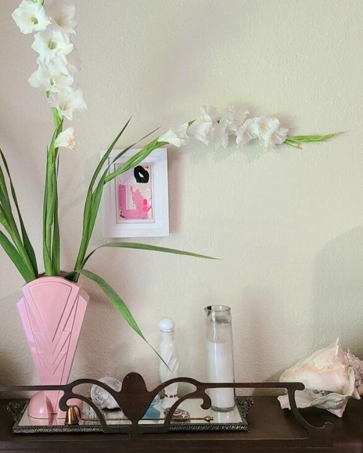 It&rsquo;s fun to see this piece from the Flashcard series, out living it&rsquo;s best life next to that awesome pink vase, and those flowers! 

Thanks @fondushka for adding this piece to your walls! And, for sending the photo, too! It was a fun surp