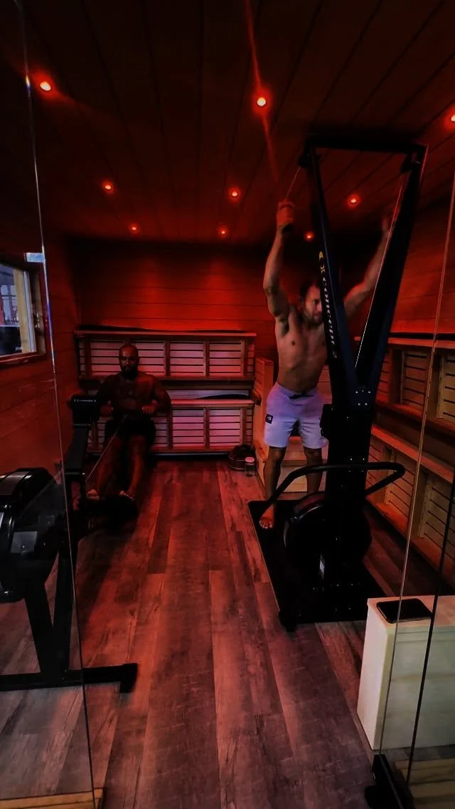 MORNING OPTIMIZATION PROTOCOL
Taking a page from our friend @chesnut.md with this powerful recovery sequence
THE PROTOCOL:
Early morning low-level sun exposure to the eyes
Ice bath for cold thermogenesis
Light cardio in the sauna at 130°F
Red c