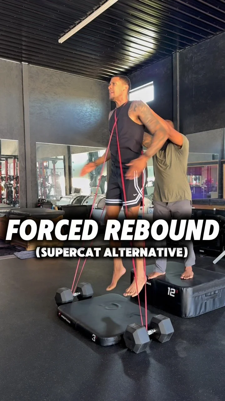 Hey athletes and coaches — you don’t need a PLIO or Supercat to train shock method principles.
Forced Rebound Jumps replicate the same eccentric overload and elastic recoil benefits anywhere. The athlete jumps repeatedly with a band acro