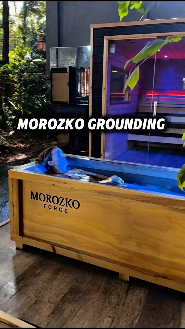 Most cold tubs are just cold water.
A grounded Morozko bath is different — it’s built to conduct.
Here’s why:
• The Earth carries a constant negative charge. When your body is grounded, electrons flow into you, balancing elec