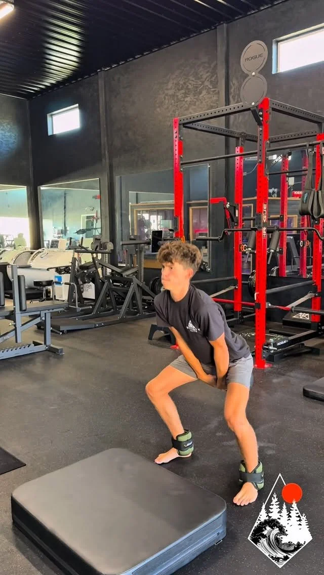 Training isn’t just lifting weights — it’s learning how to move.
Our program rebuilds athletic foundations through movement fundamentals: coordination, rhythm, sequencing, and stability under load.
Because strength without control i