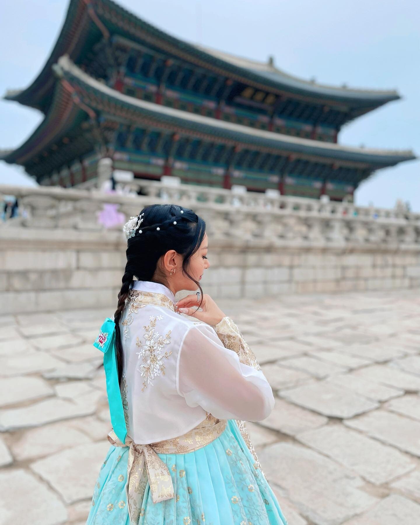 K-drama JHo 🫶🏼

You can get free entry into the Gyeongbokgung Palace if you wear a hanbok. We rented one from a large studio @daehan_hanbok just across the street. Felt like a princess all day long 🎐
.
.
#seoul #hanbokkorea #gyeongbokgungpalace #k