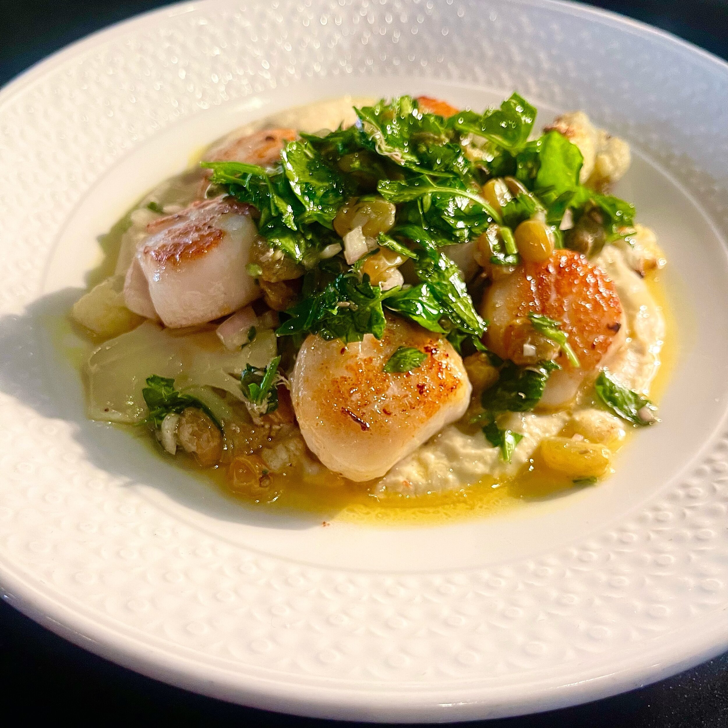 Cooked up a dinner special for this evening! Seared scallops on a cauliflower pur&eacute;e, topped with a golden raisin and caper relish finished with a curry oil and curry-dusted cauliflower florets ✨ 🌿 

#eeeeats #chicagodining #chicagoeats #dinne