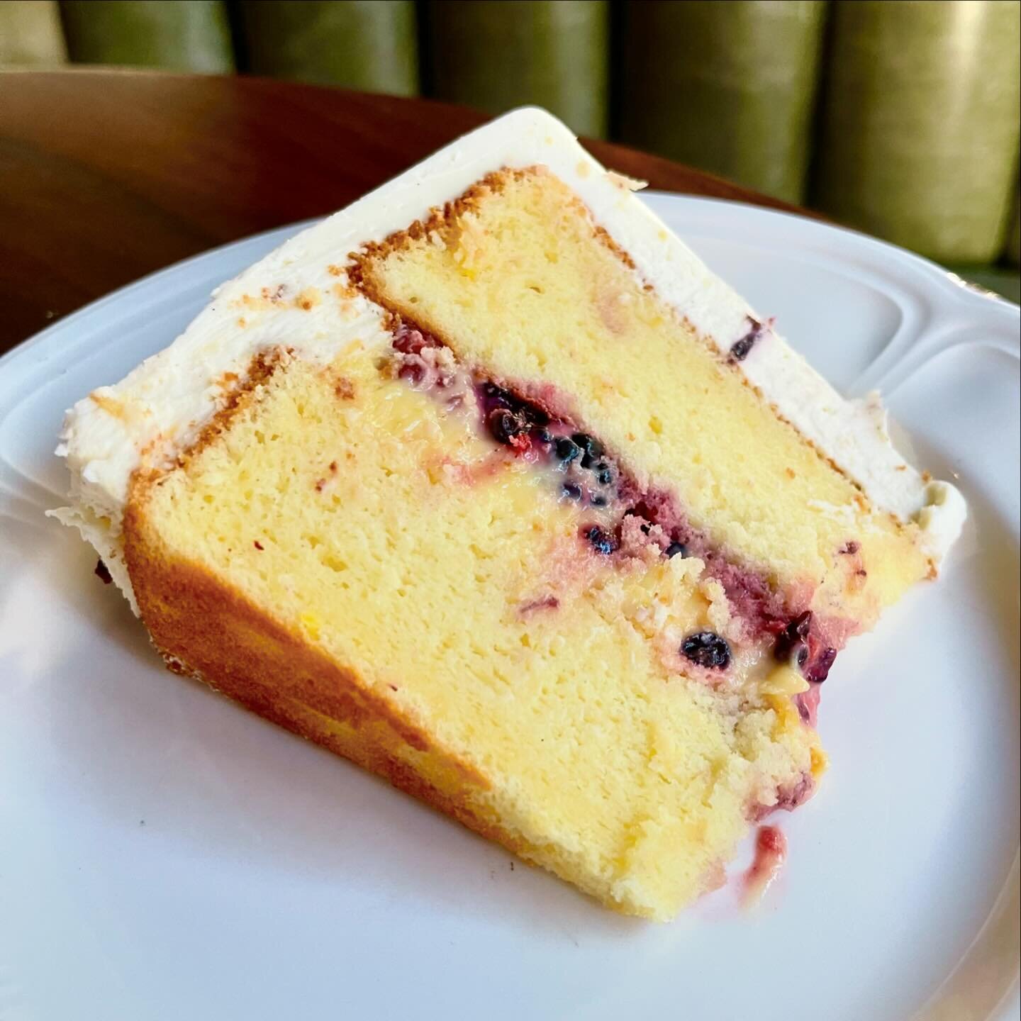 Save room for dessert!!! New 🍋 LEMON CHIFFON CAKE from our baker @aulevainchicago with lemon curd, fresh berries and MASCARPONE BUTTERCREAM 🍰 

#mascarponebuttercream #lemonchiffoncake #chicagofoodandwine #chicagorestaurants #dessert
