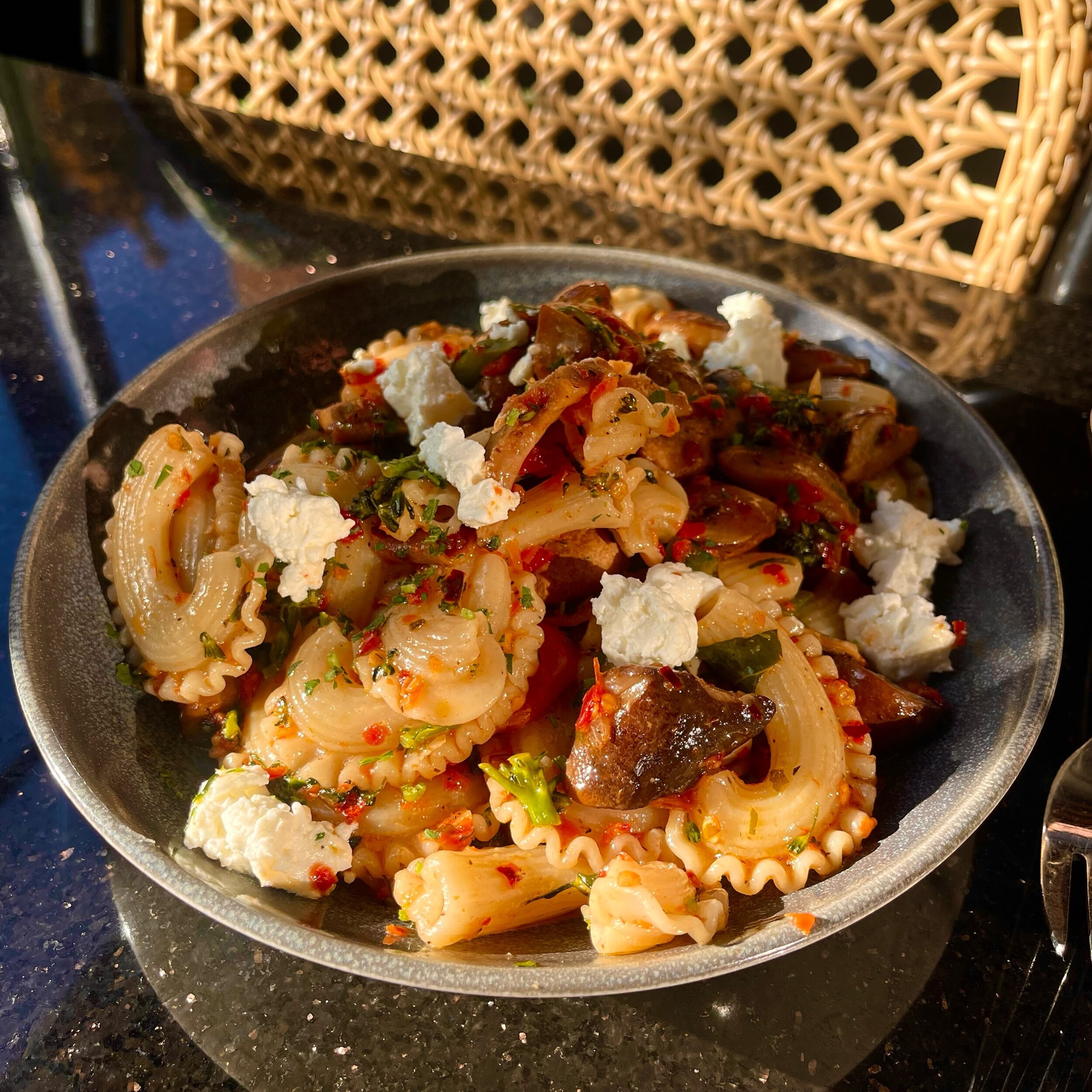 New noodle dish alert! PASTA ROMERO creste di gallo, cherry tomatoes, wild mushrooms, broccolini, sun-dried tomato pesto &amp; goat cheese 🍅 🌿 

#chicagofoodandwine #wheretoeatchicago #chicagofoodie #chicagorestaurants #winecuisine #chicagoeats #ch