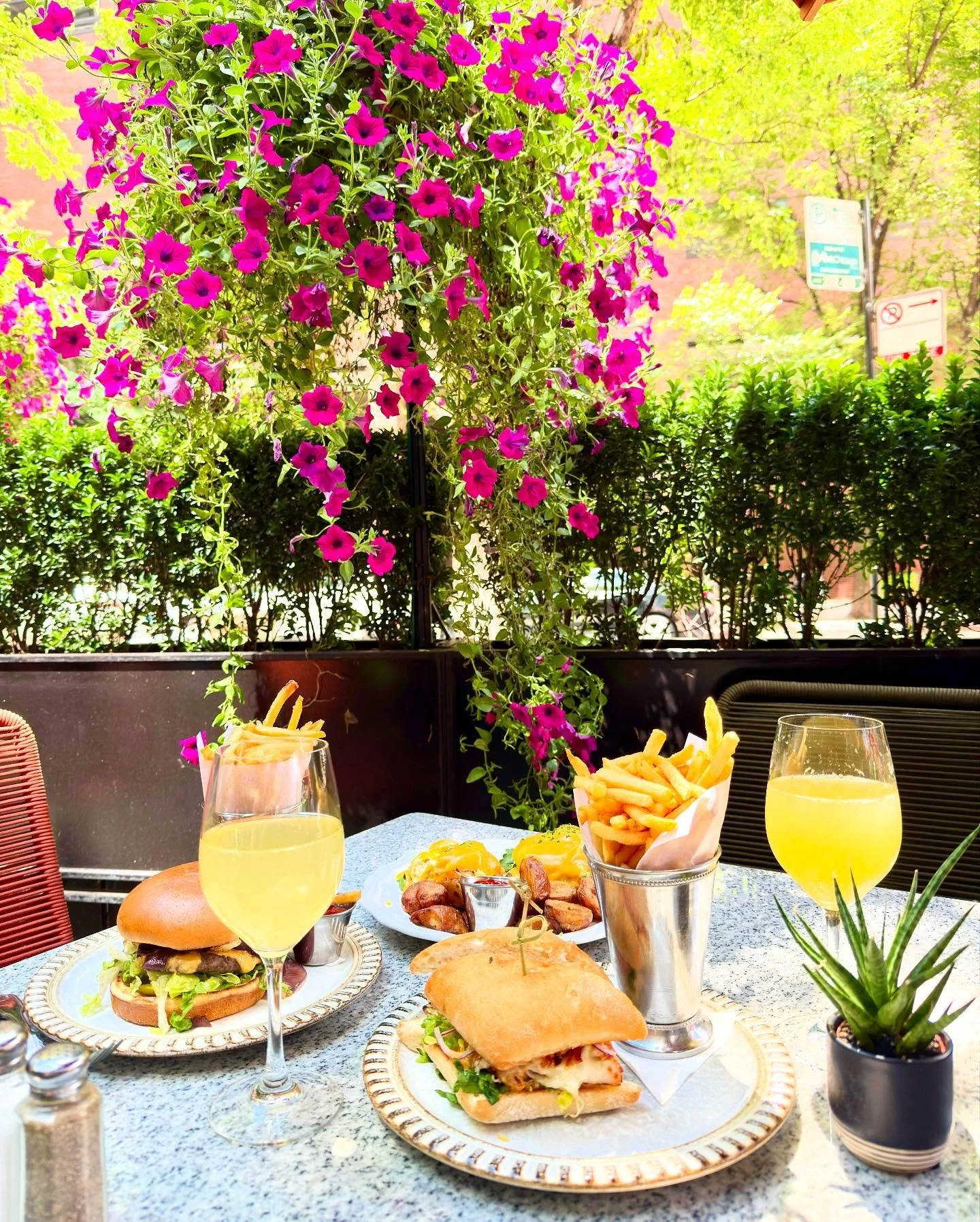 ✨It's the Bottomless Brunch for me 🍊🥂📸: @steph.gruiz #bottomlessbrunch #chicagobrunchspots #chicagobrunch