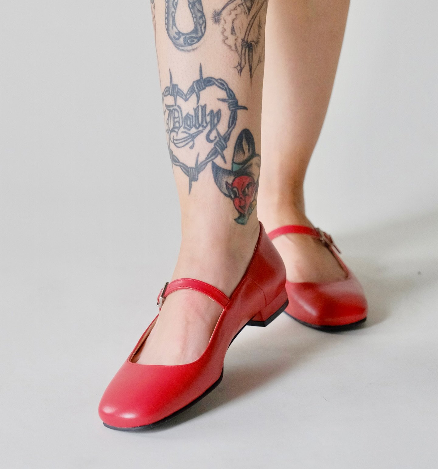 ✨Signs of fall 🍂
NEW! @alohas just landed in the shop &amp; online, a perfect red Mary Jane, classic black leather cowboy boot &amp; a favorite cream ballet flat 💫