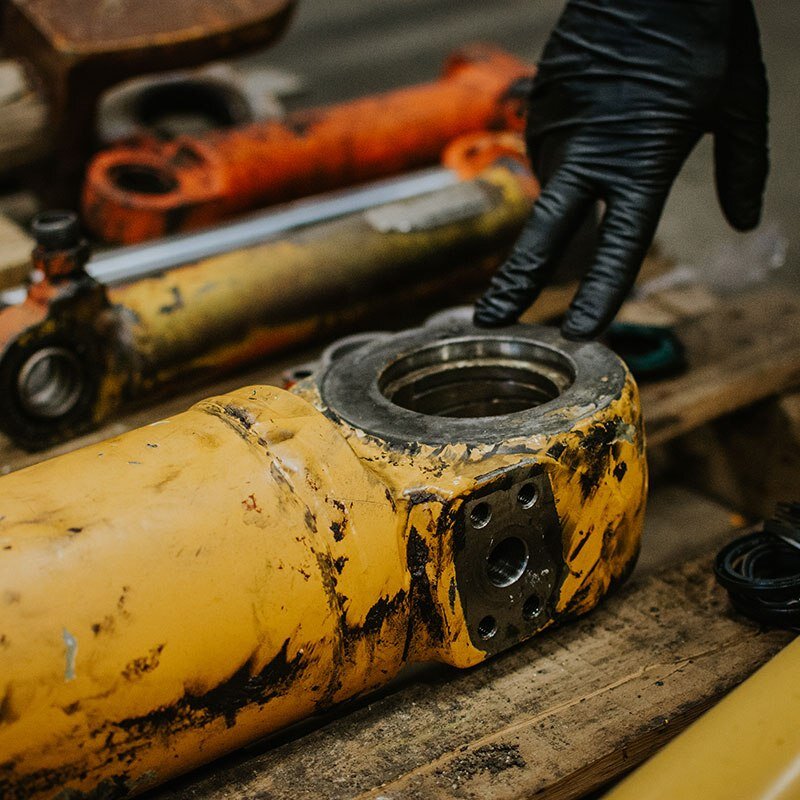 Well-maintained hydraulic cylinders are essential for the smooth operation of heavy equipment. However, over time, these moving parts can suffer from wear and tear, leading to decreased performance and potential failure. In some cases, it may be nece