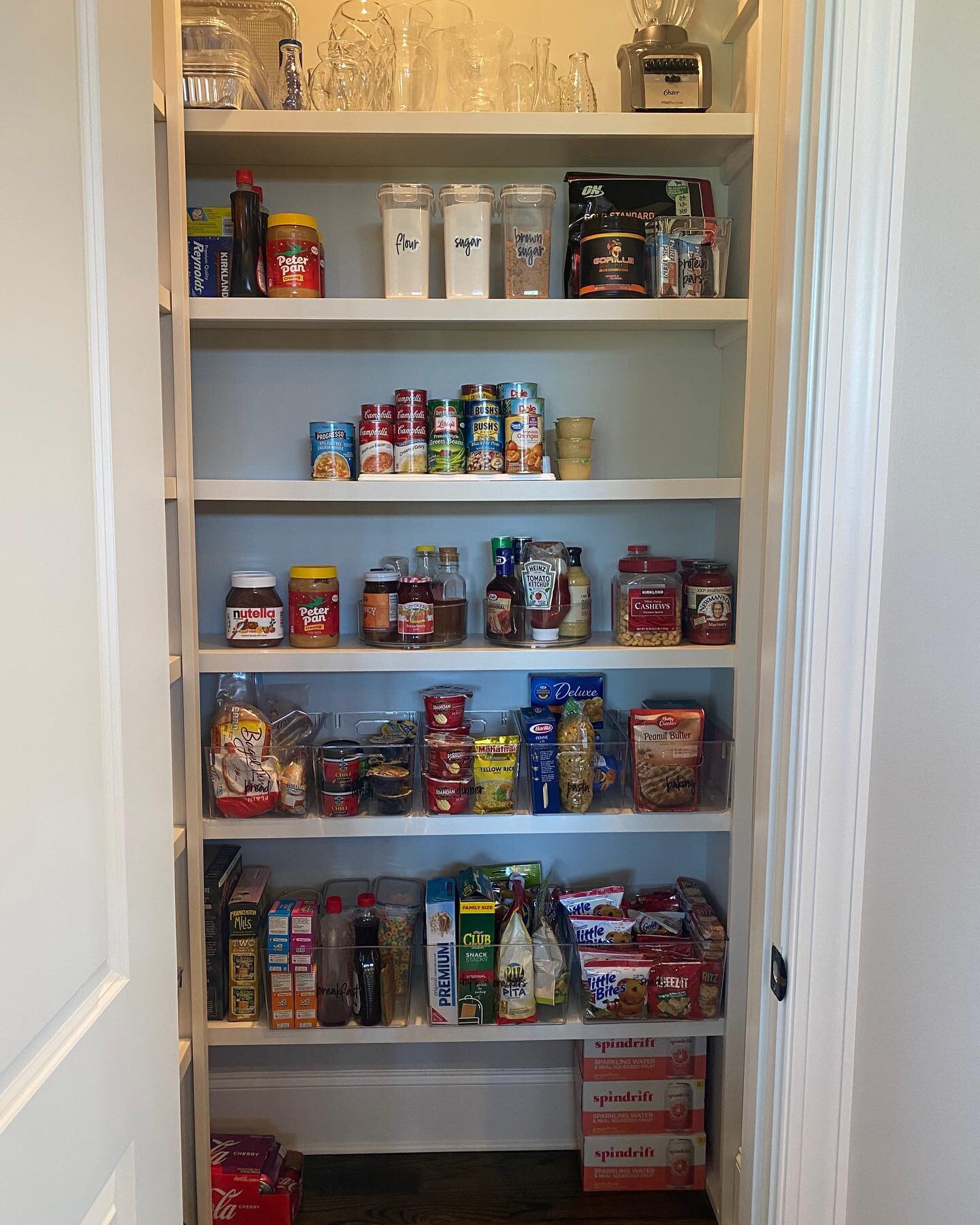 Here are our favorite solutions to use in a pantry: 
✅A can stacker : To see what canned food you have 
✅Spinners : to easily access all your dips and sauces 
✅Bins : to group together like foods and items 
✅Labels : to easily see what you are lookin
