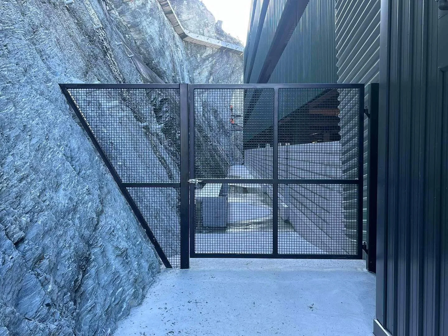 mesh gate and fencing