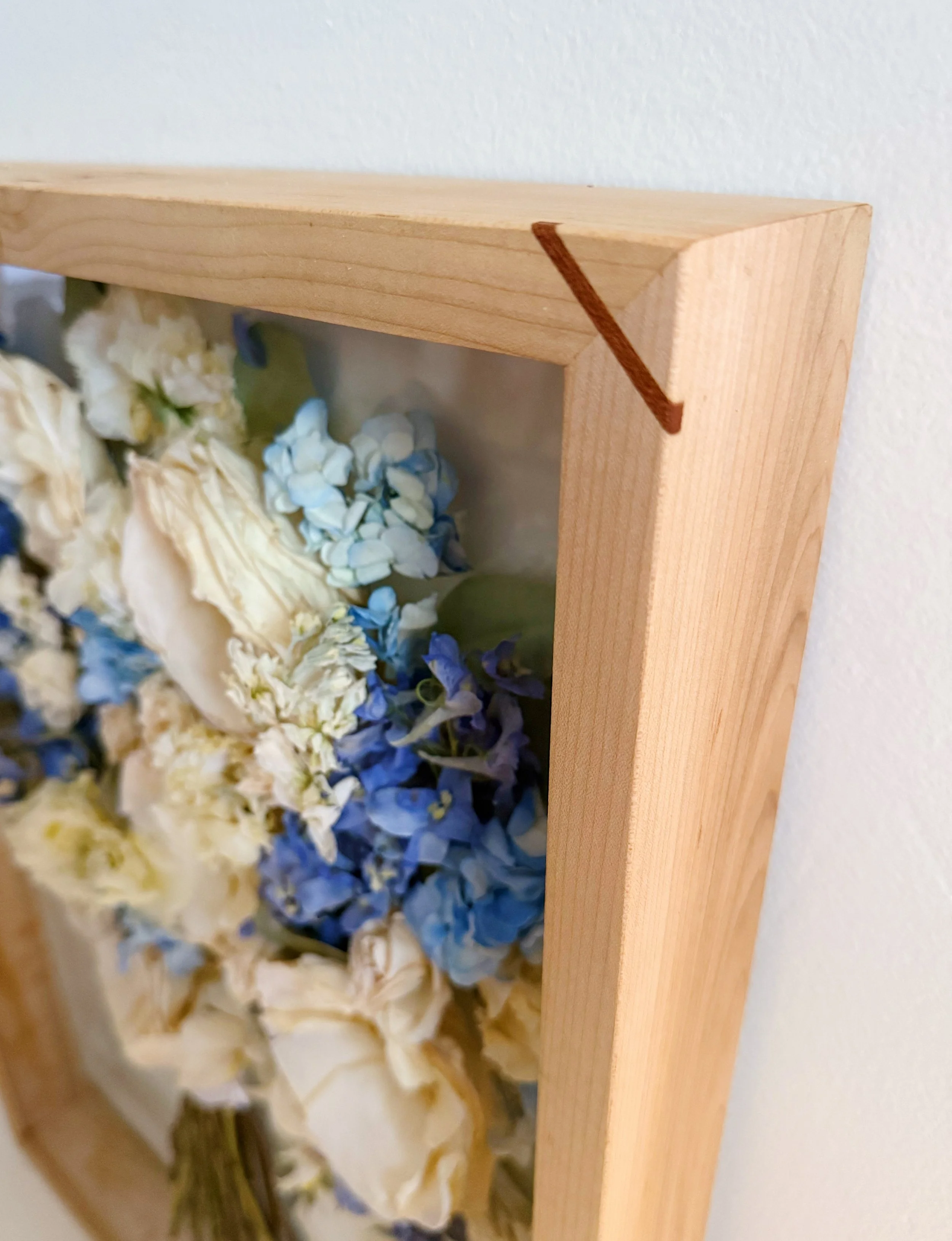 Corner details on the Artisan Frame