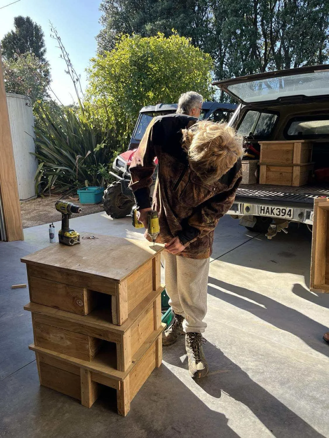 John from Raglan Area School building new nest boxes for the Karioi Project. Image Credit: Georgia Cummings