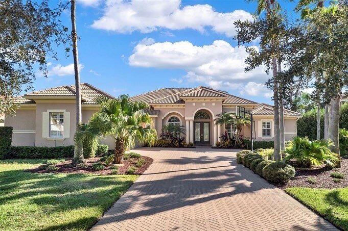 If you're looking for a new home for the holidays, look no further than this show stopping home ✨JUST LISTED✨ by ECN expert Jules Soapes (@julessoapesrealtor)!

Located in one of Central Florida's most sought after gated, golf course and tennis commu