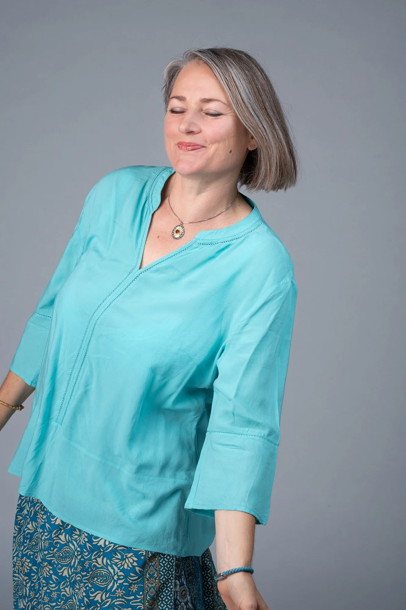 Thijaa’Maa hört zu, tanzt und lächelt