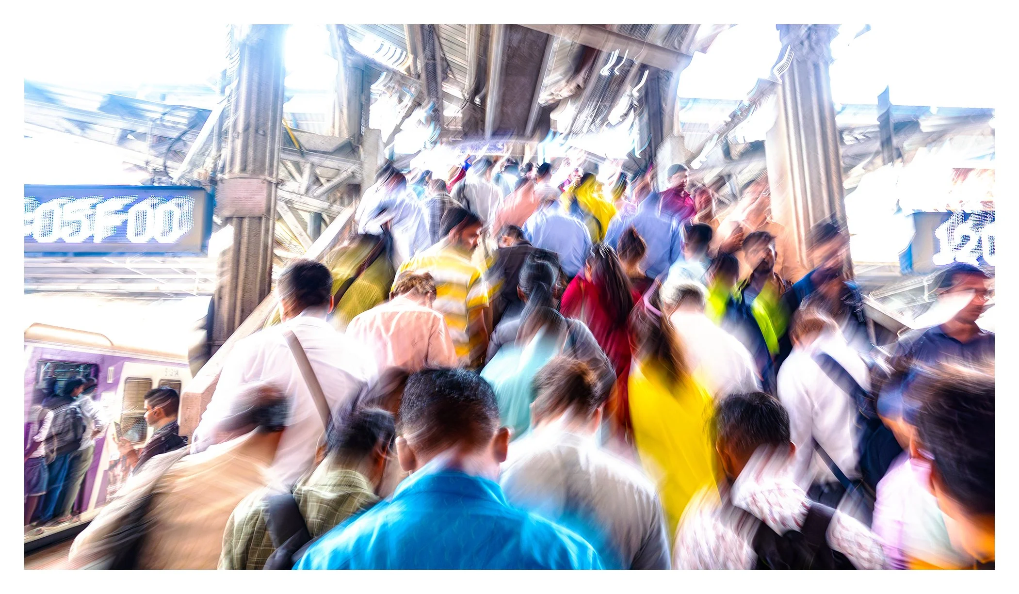 An ICM image of a crowd at the Bandra Station in Mumbai.