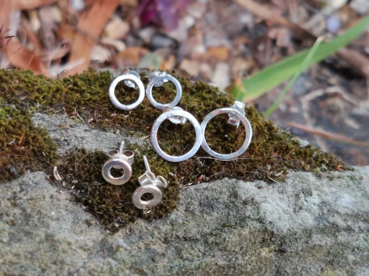 Never ending circle stud earrings