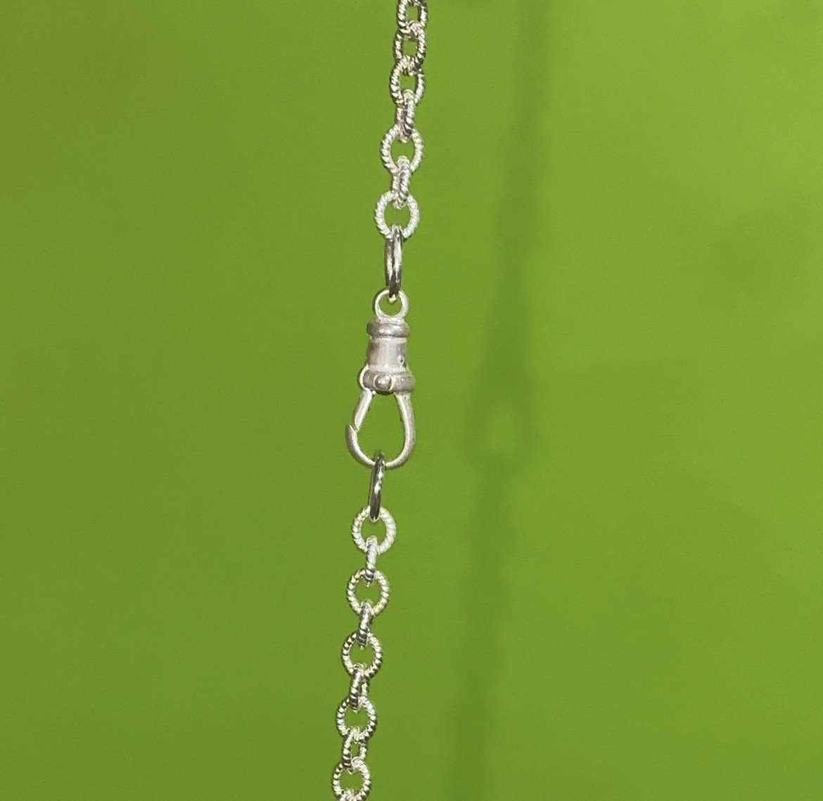 An example of a silver dog clip on the rope chain
