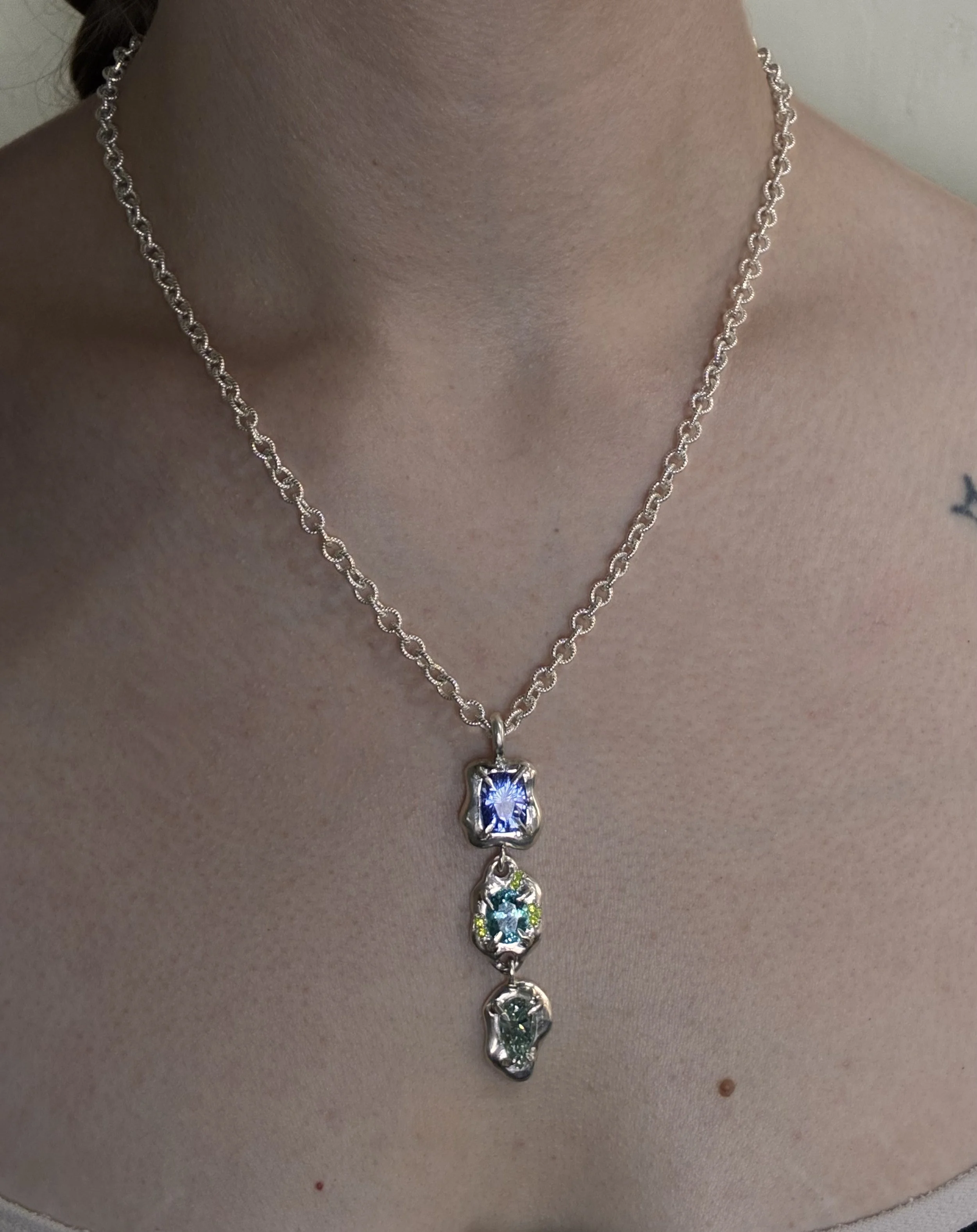 Neptune Necklace silver - A 3 tier necklace on a chain with a rope motif, with blue gemstones