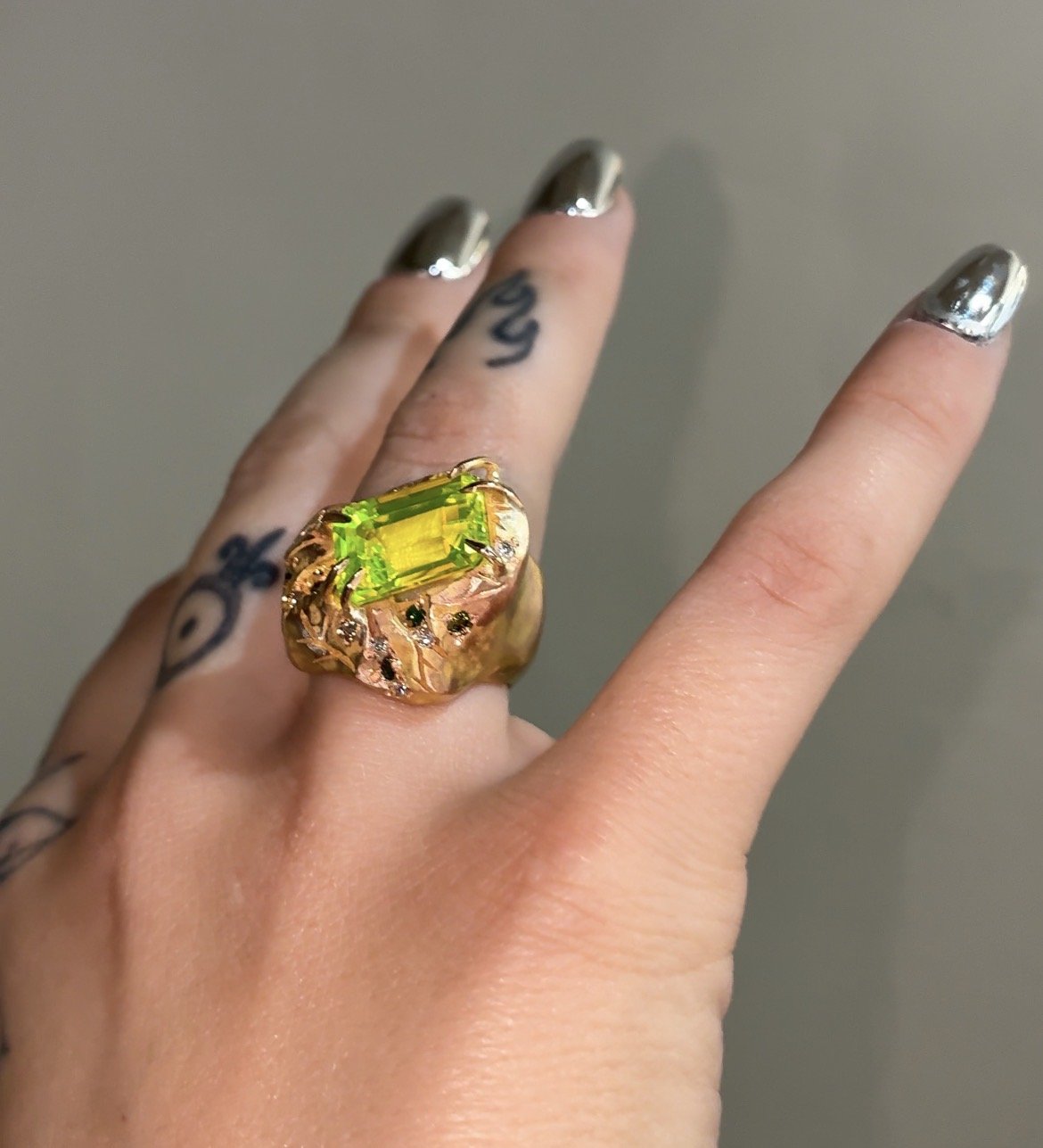 Venus statement ring - A bright green Gemstone in red gold inspired by venus