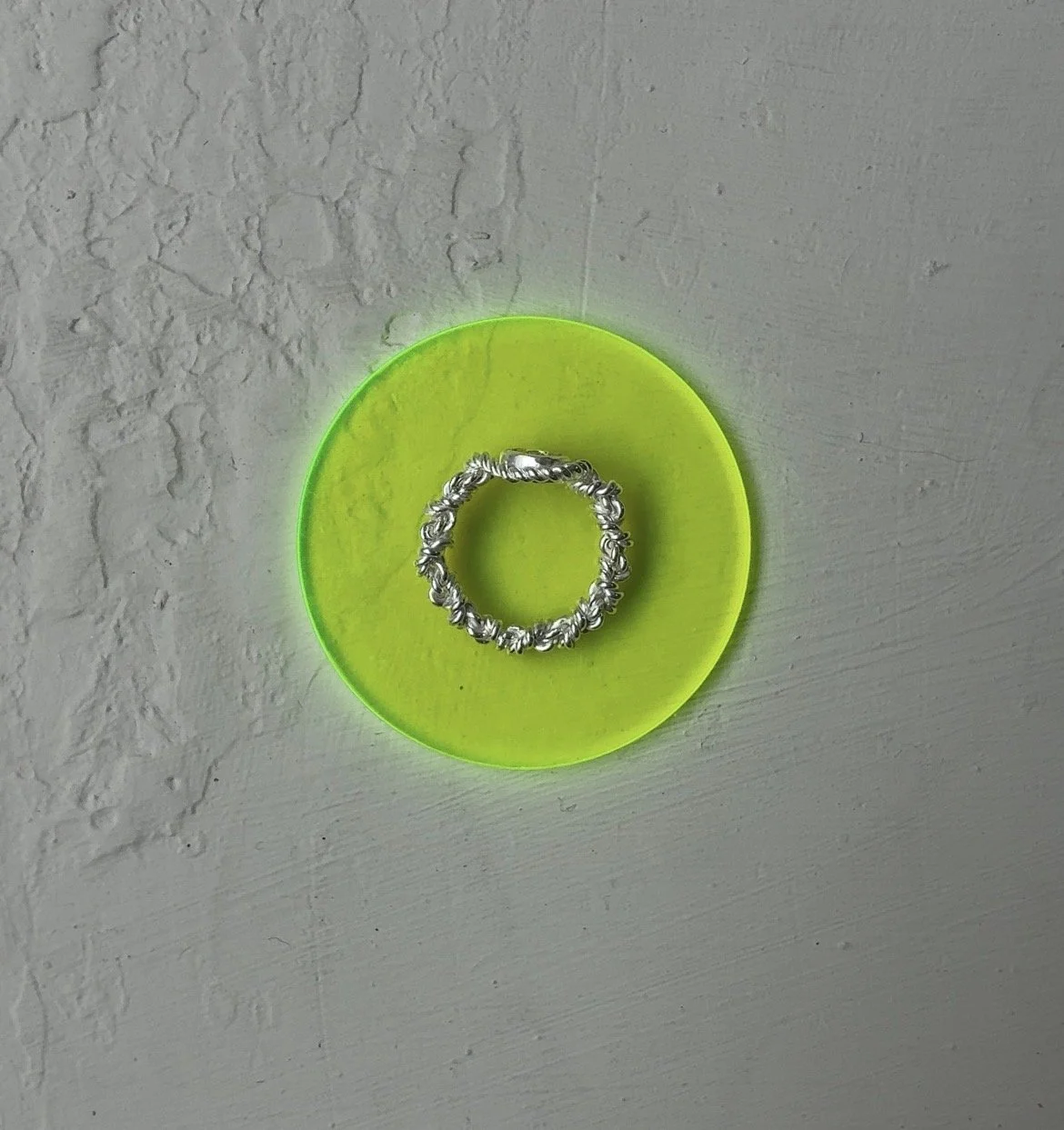 Rope ring laid on acrylic disc