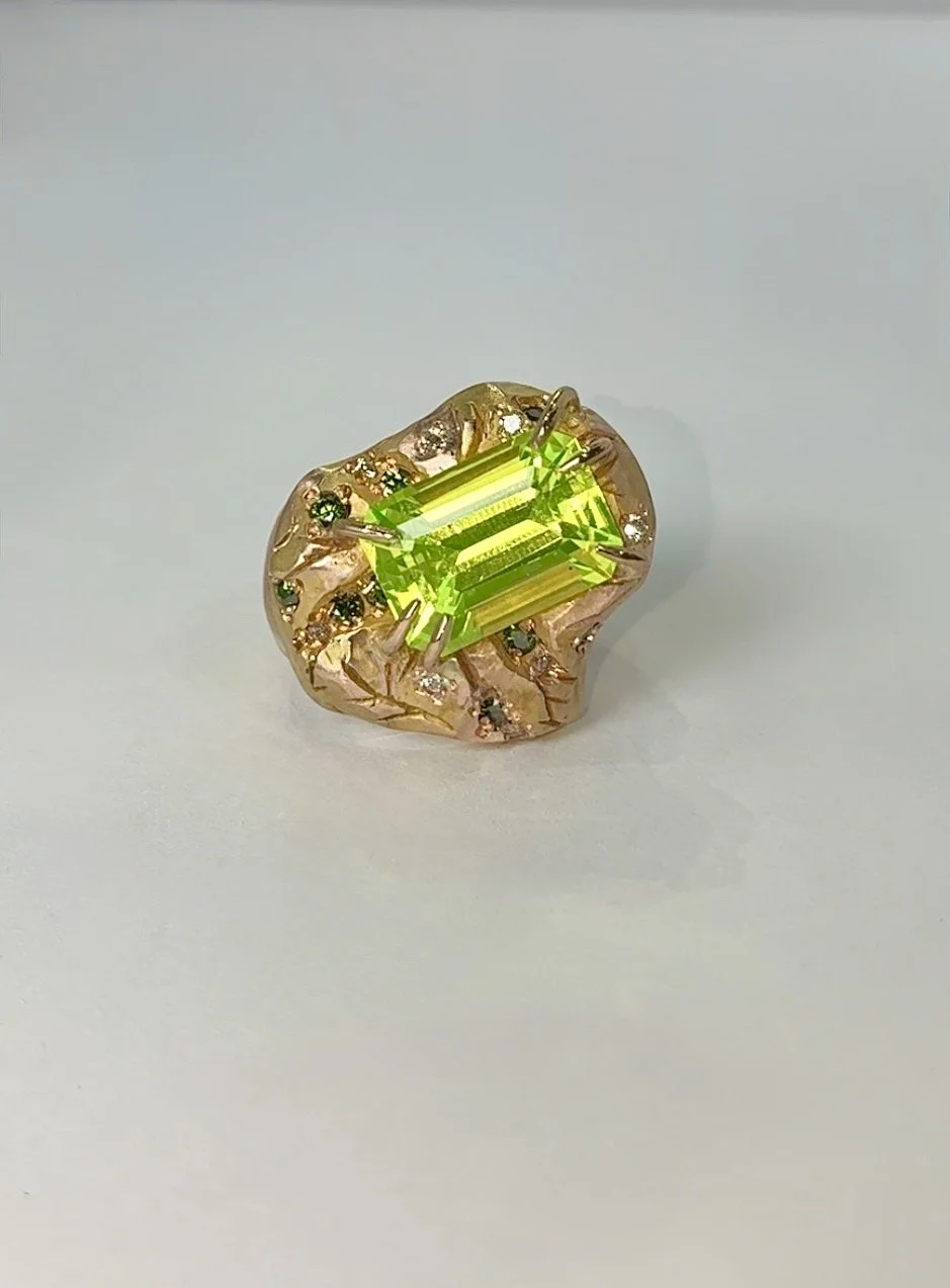 Venus statement ring - A bright green Gemstone in red gold inspired by venus