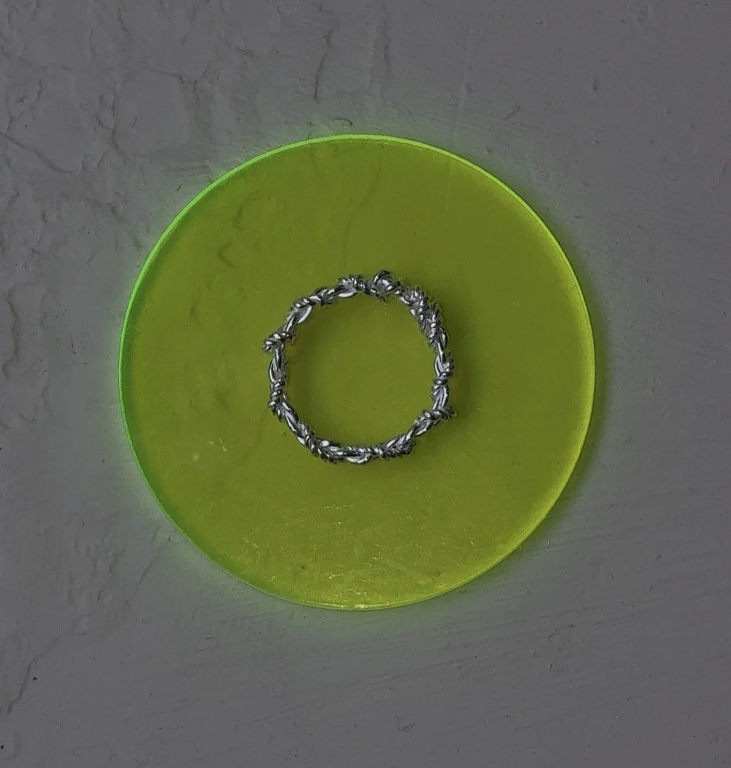 Rope ring laid on acrylic disk